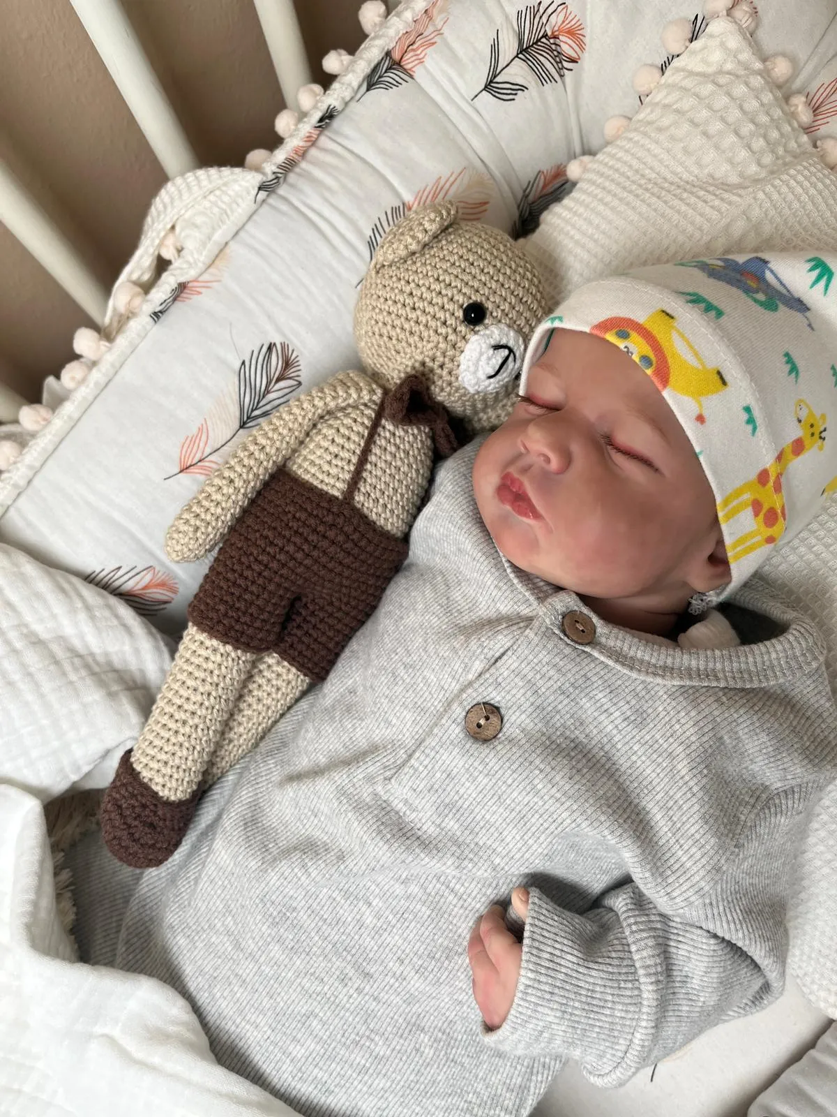 Amigurumi oyuncak ayıcık kahverengi tulumlu