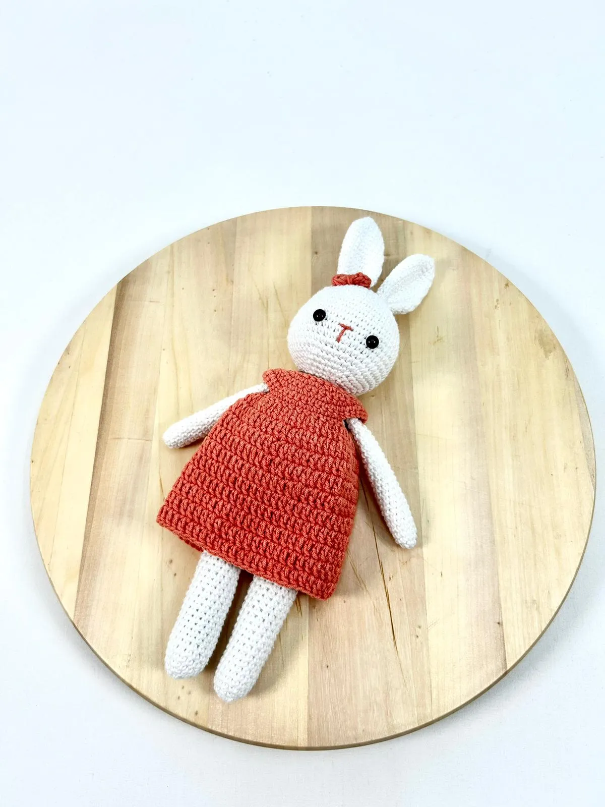Amigurumi oyuncak beyaz turuncu tavşancık