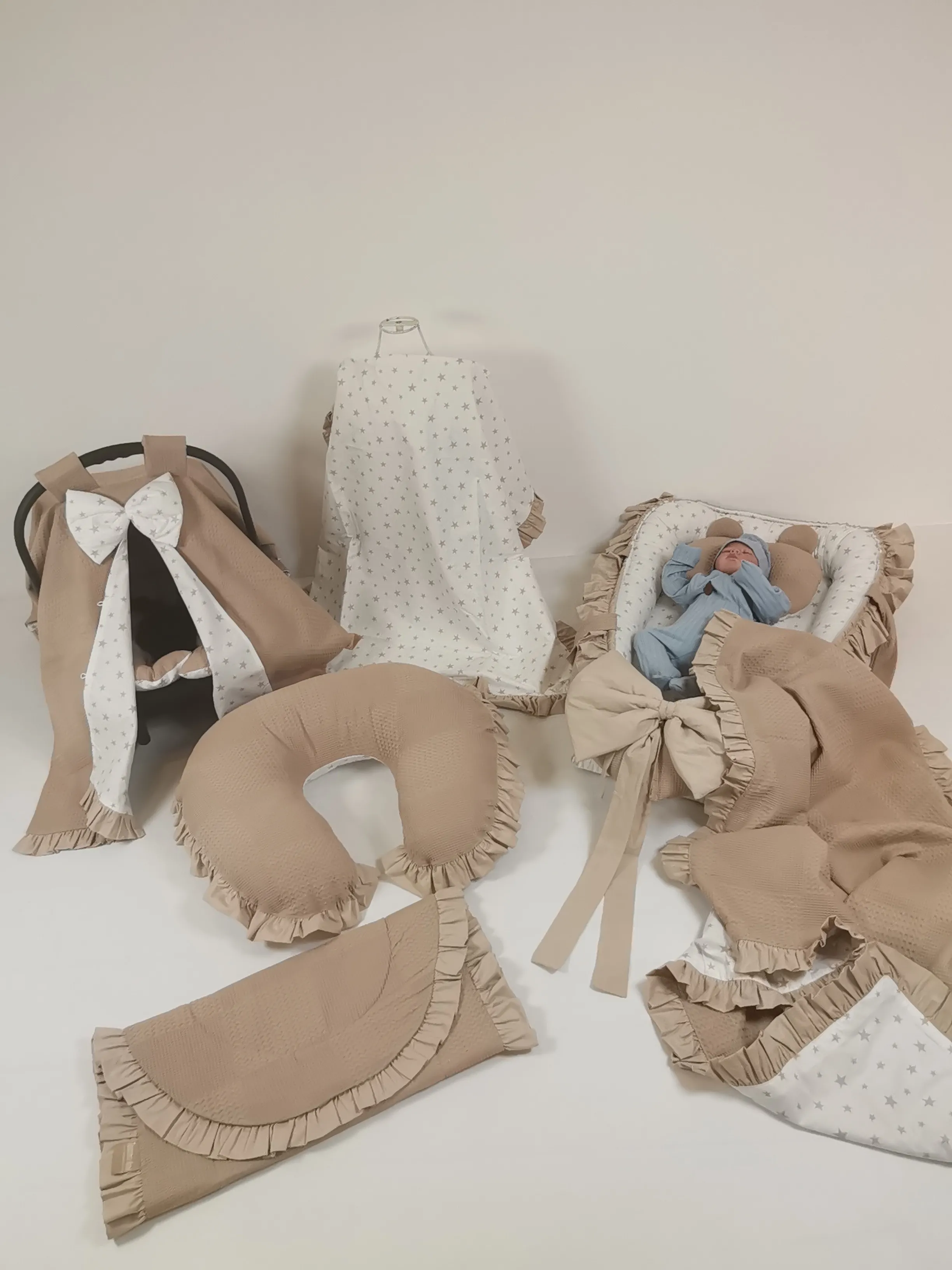 Babynest 8'li fırfırlı set bej waffle pike - beyaz üstü bej yıldızlı poplin
