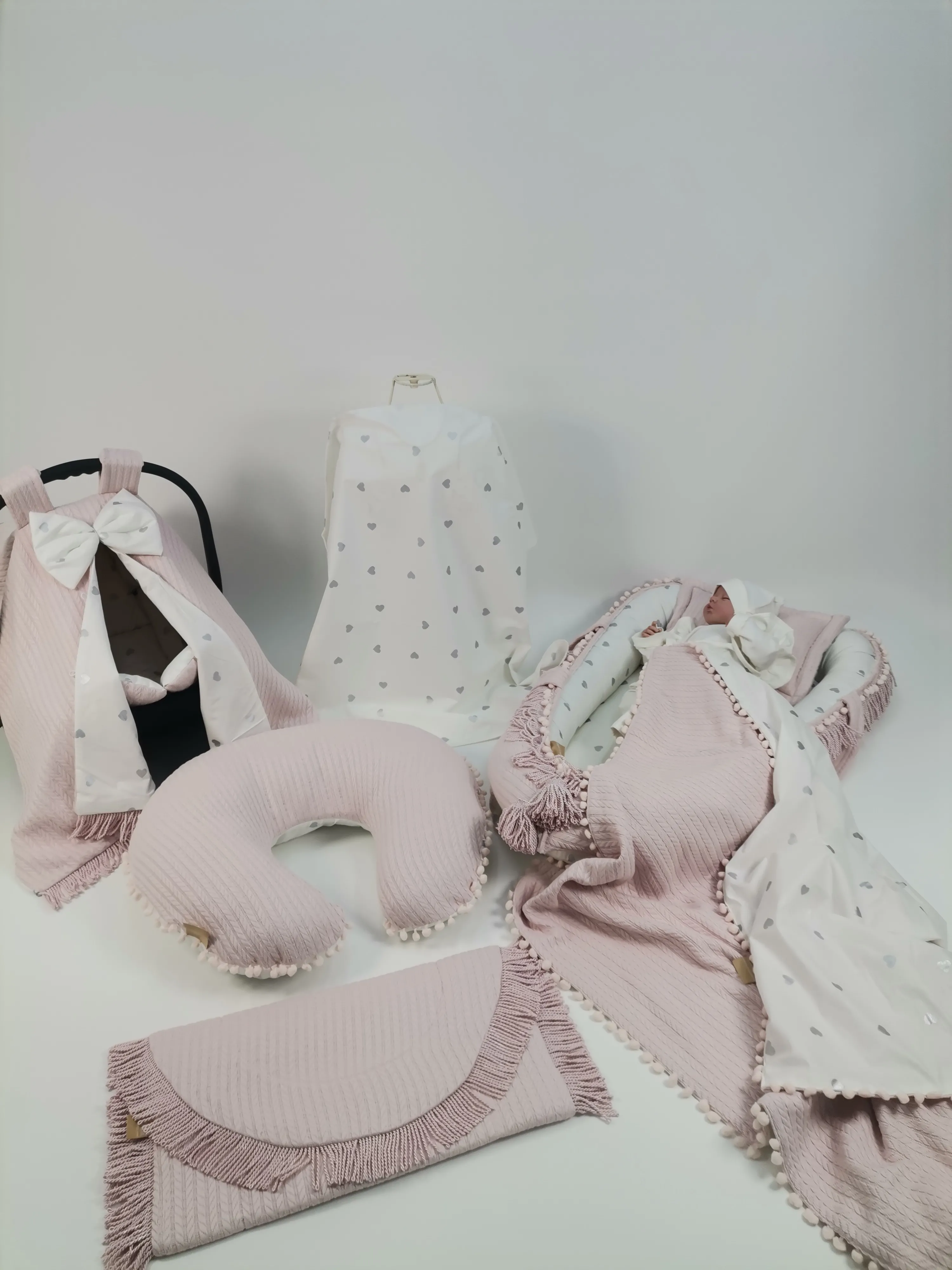 Babynest 8'li püsküllü set pudra örgü pike - gümüş kalpli poplin