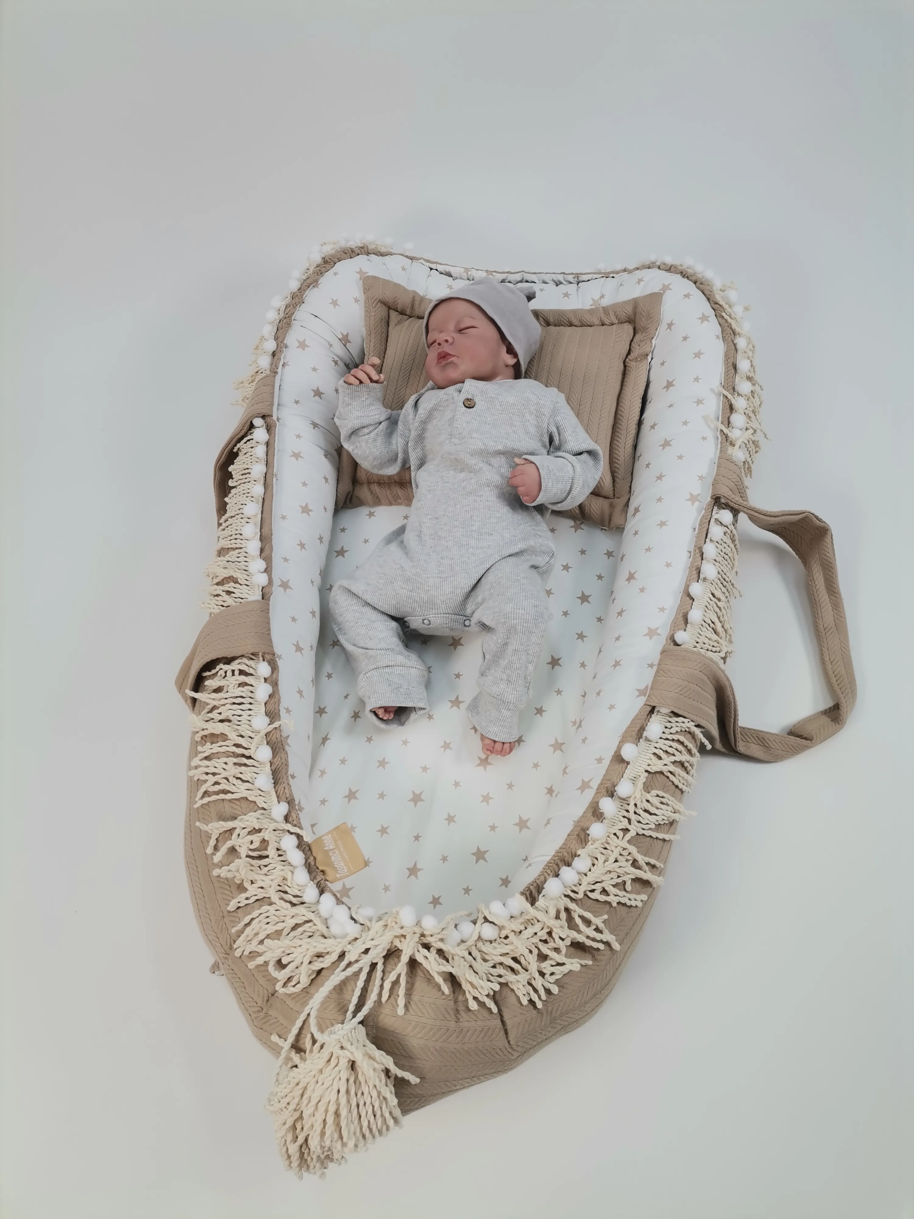 Babynest püsküllü bej örgü pike - beyaz üstü bej yıldızlı