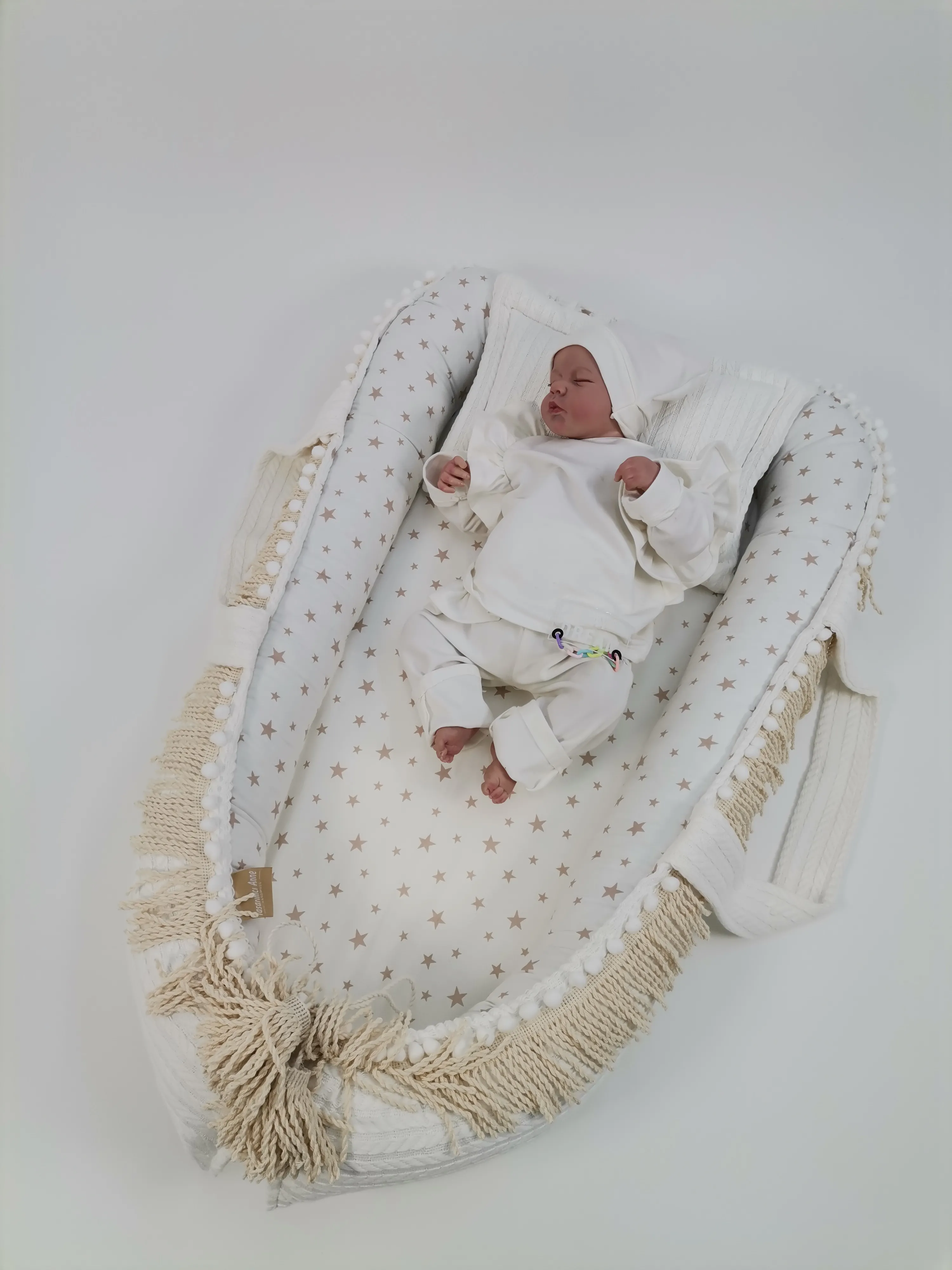 Babynest püsküllü krem örgü pike - bej yıldızlı poplin