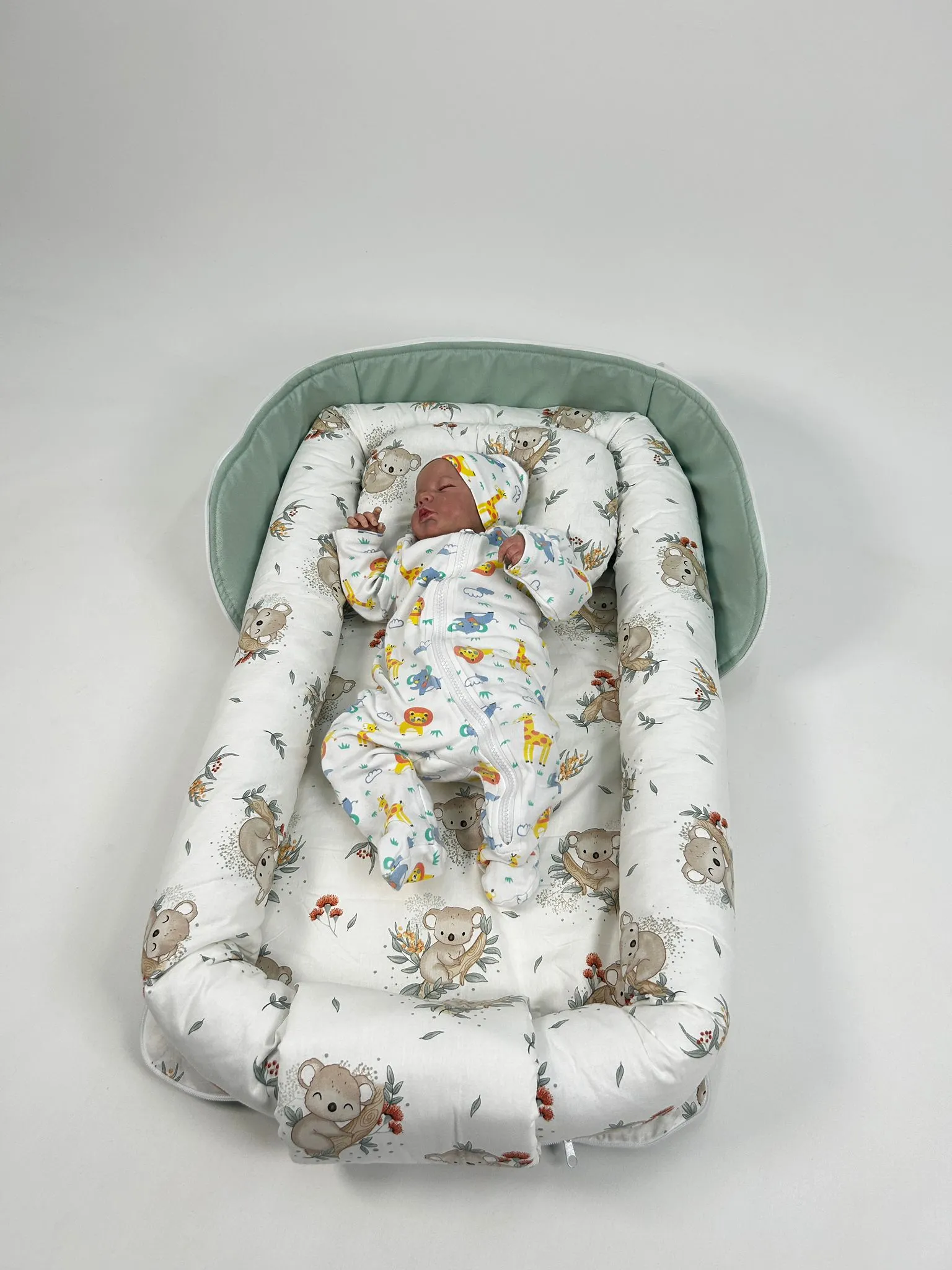 Çantalı babynest yeşil panama keten  - koala desenli poplin