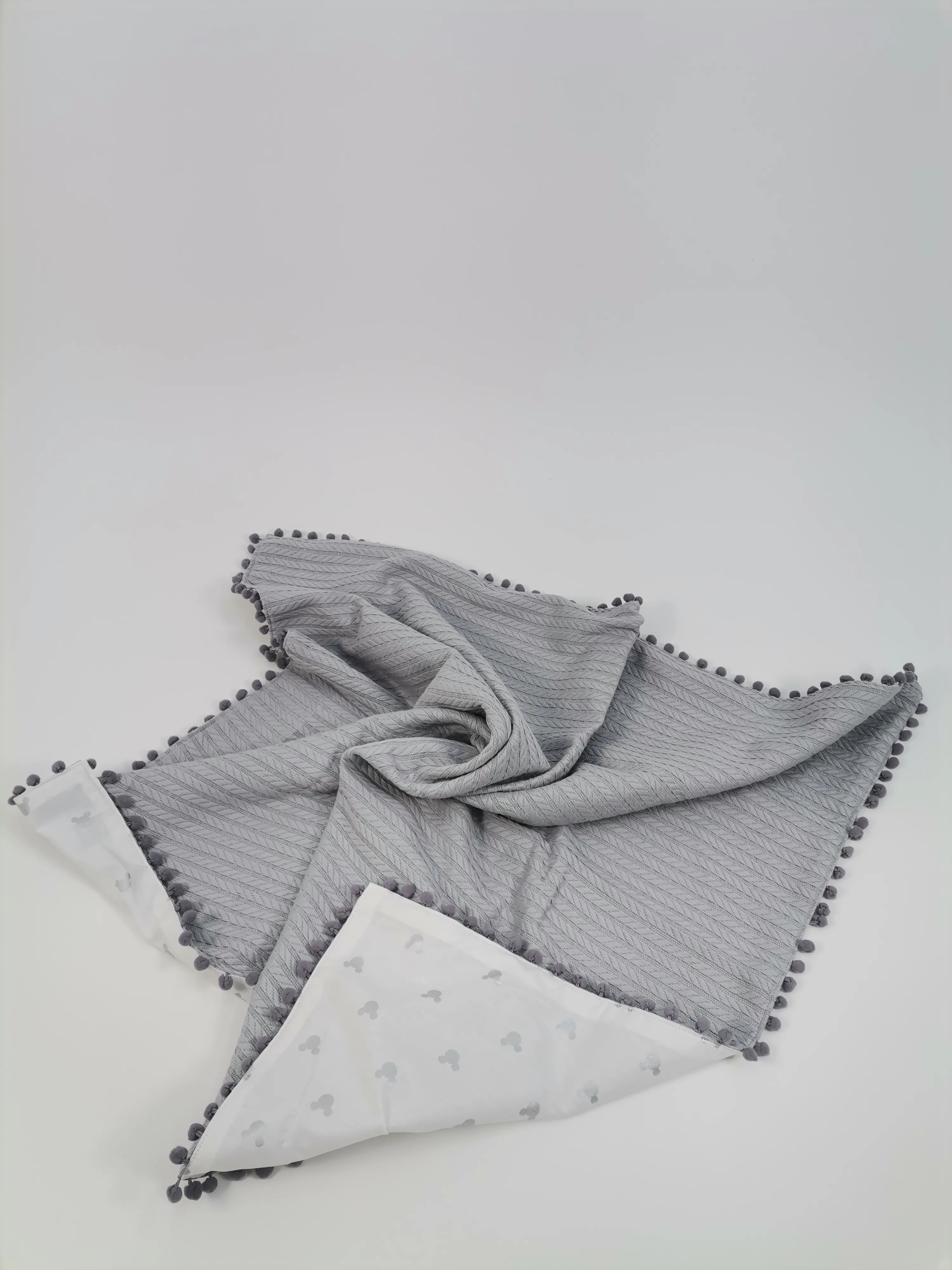 Battaniye gri örgü pike - gümüş mickeyli poplin