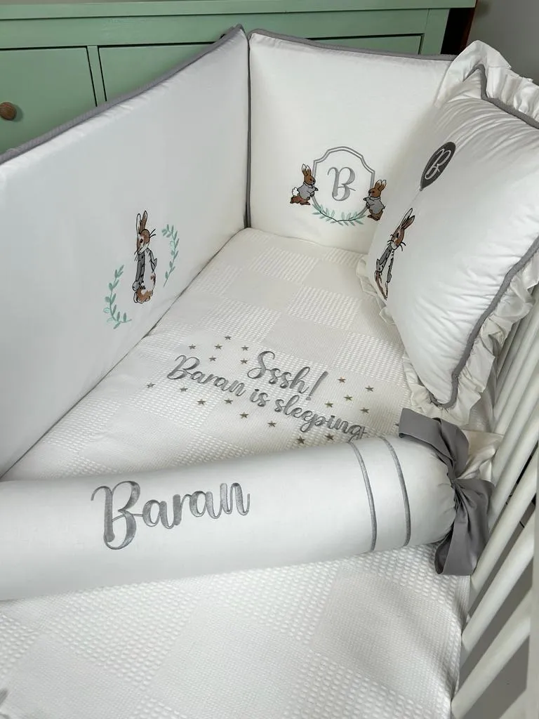 Beşik korumalığı gri fitilli işlemeli beyaz poplin
