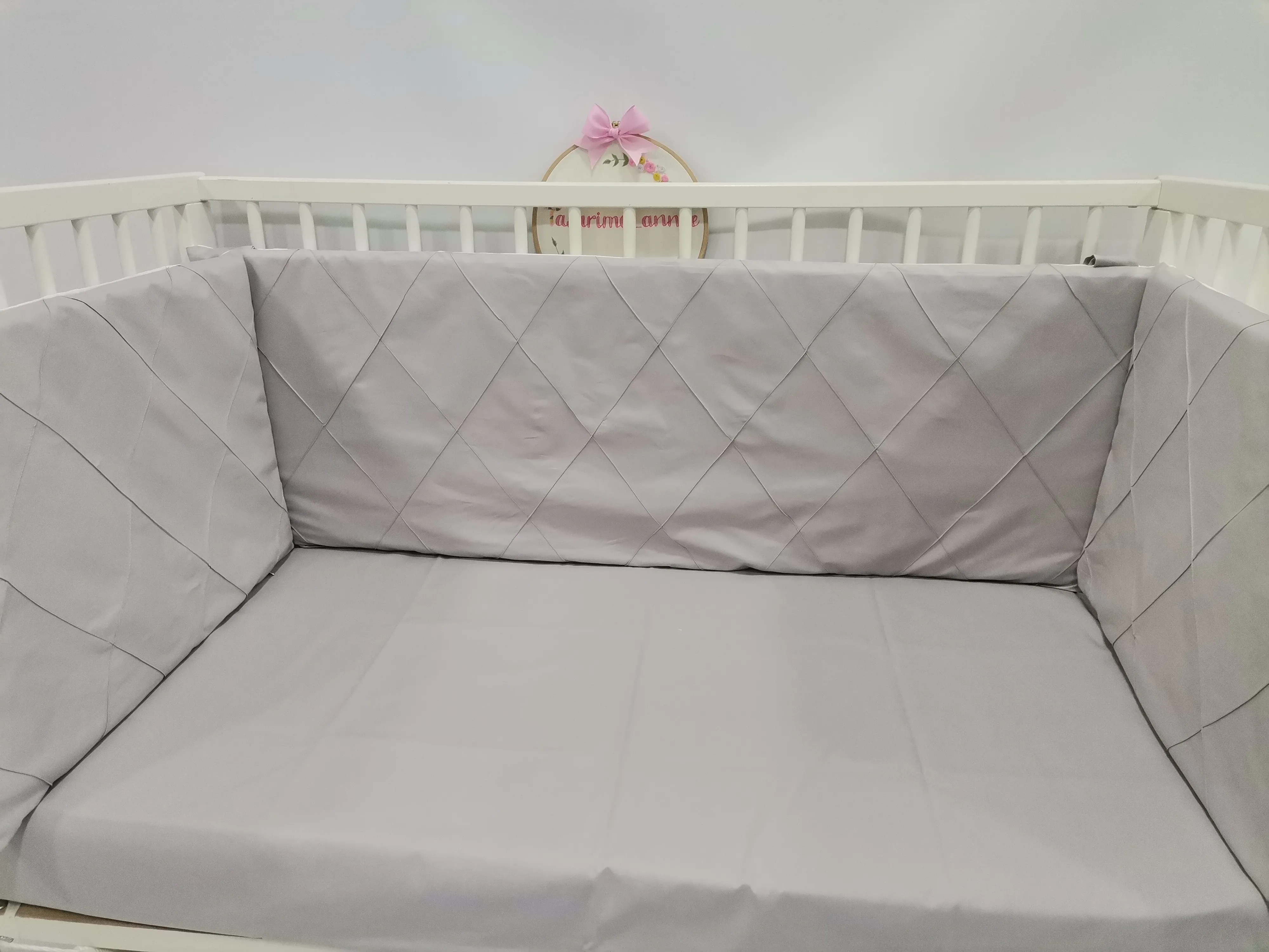 Beşik korumalığı nervürlü v15 gri poplin - beyaz poplin