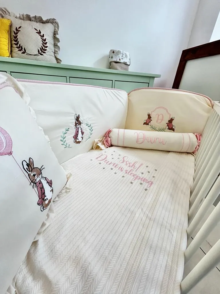 Beşik korumalığı pembe fitilli işlemeli krem poplin