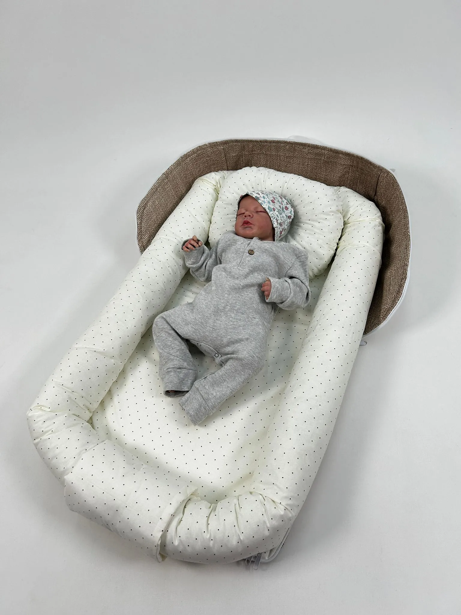 Çantalı babynest bej kırçıllı desenli panama keten  - krem zemin üstü kahve rengi puantiyeli poplin