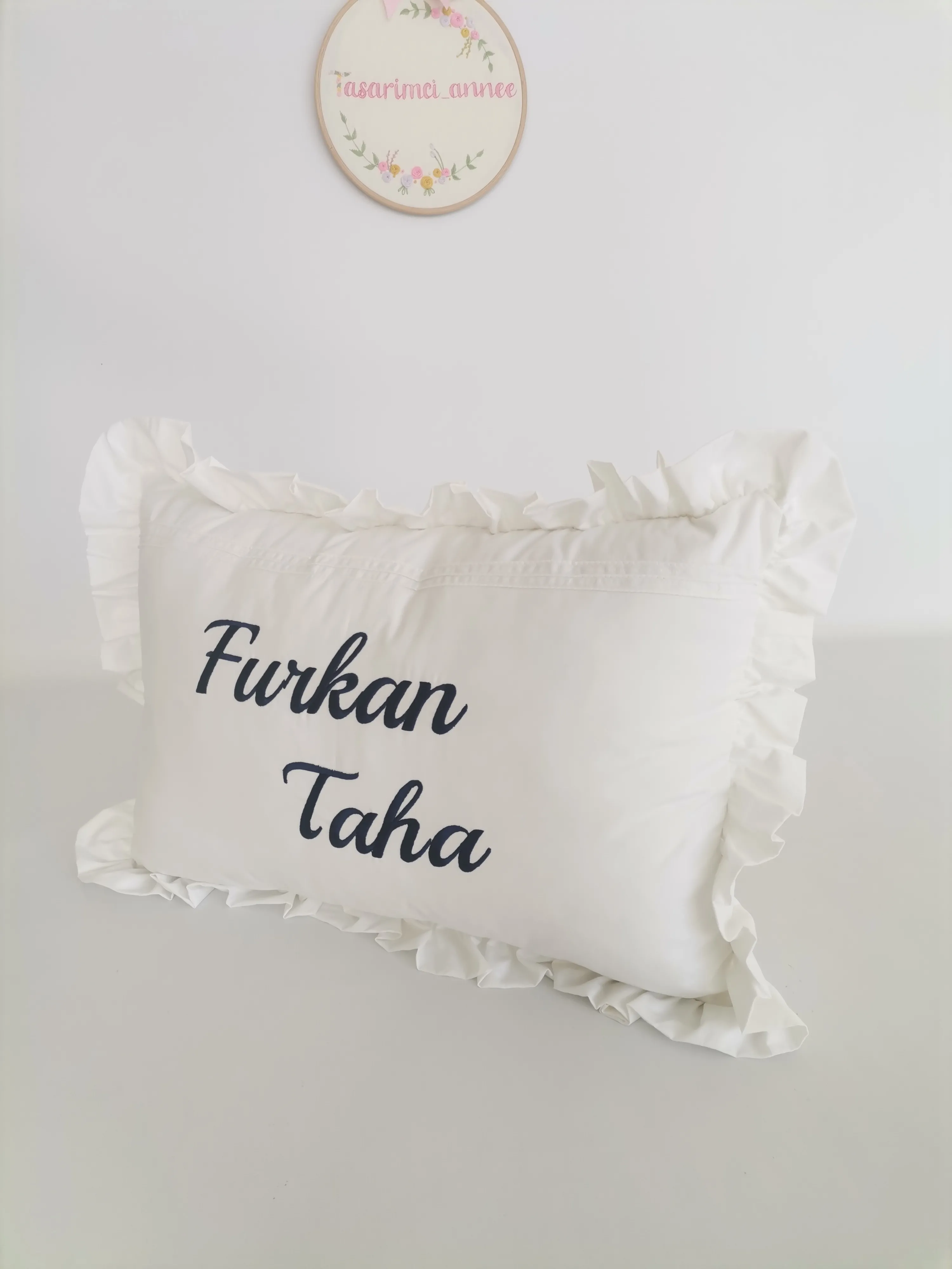 İSİM İŞLEMELİ FIRFIRLI SÜS YASTIK BEYAZ POPLİN