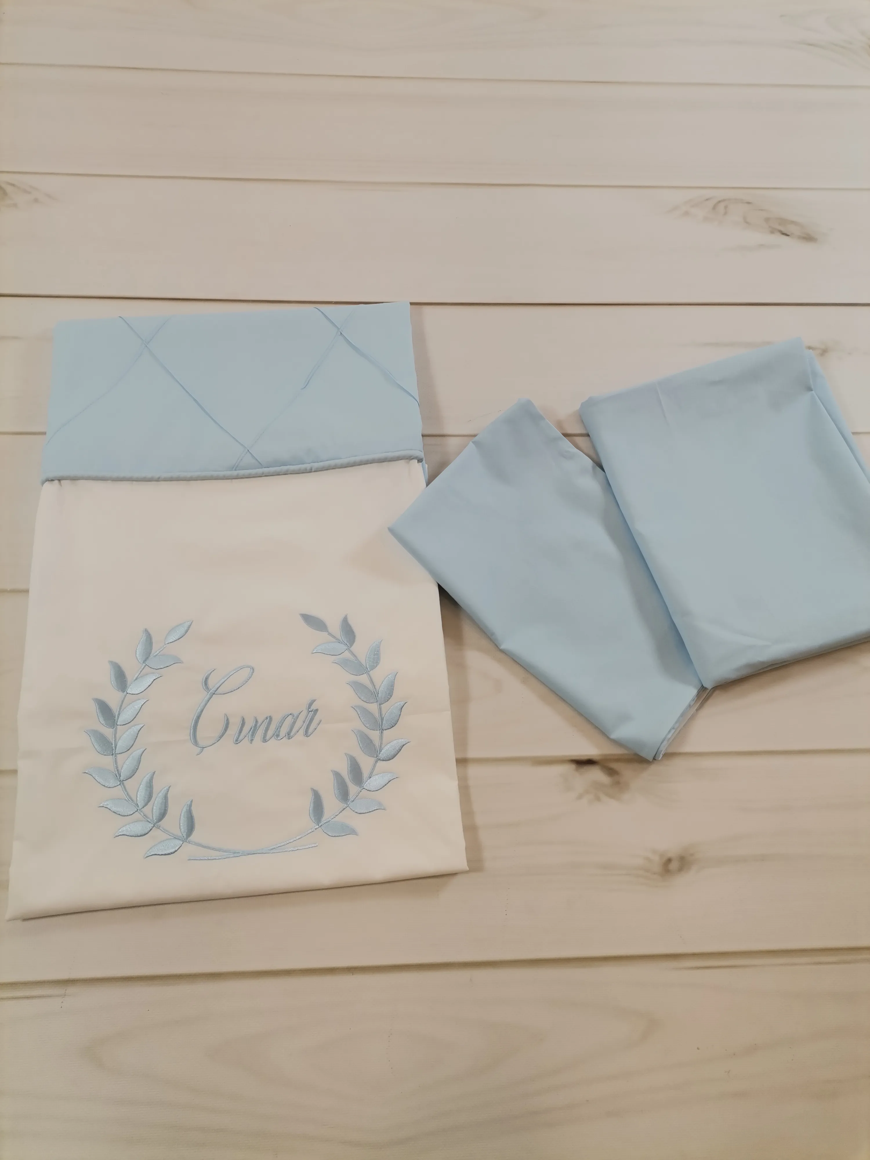 Nevresim takımı nervürlü isim ve nakış işlemeli beyaz - mavi poplin