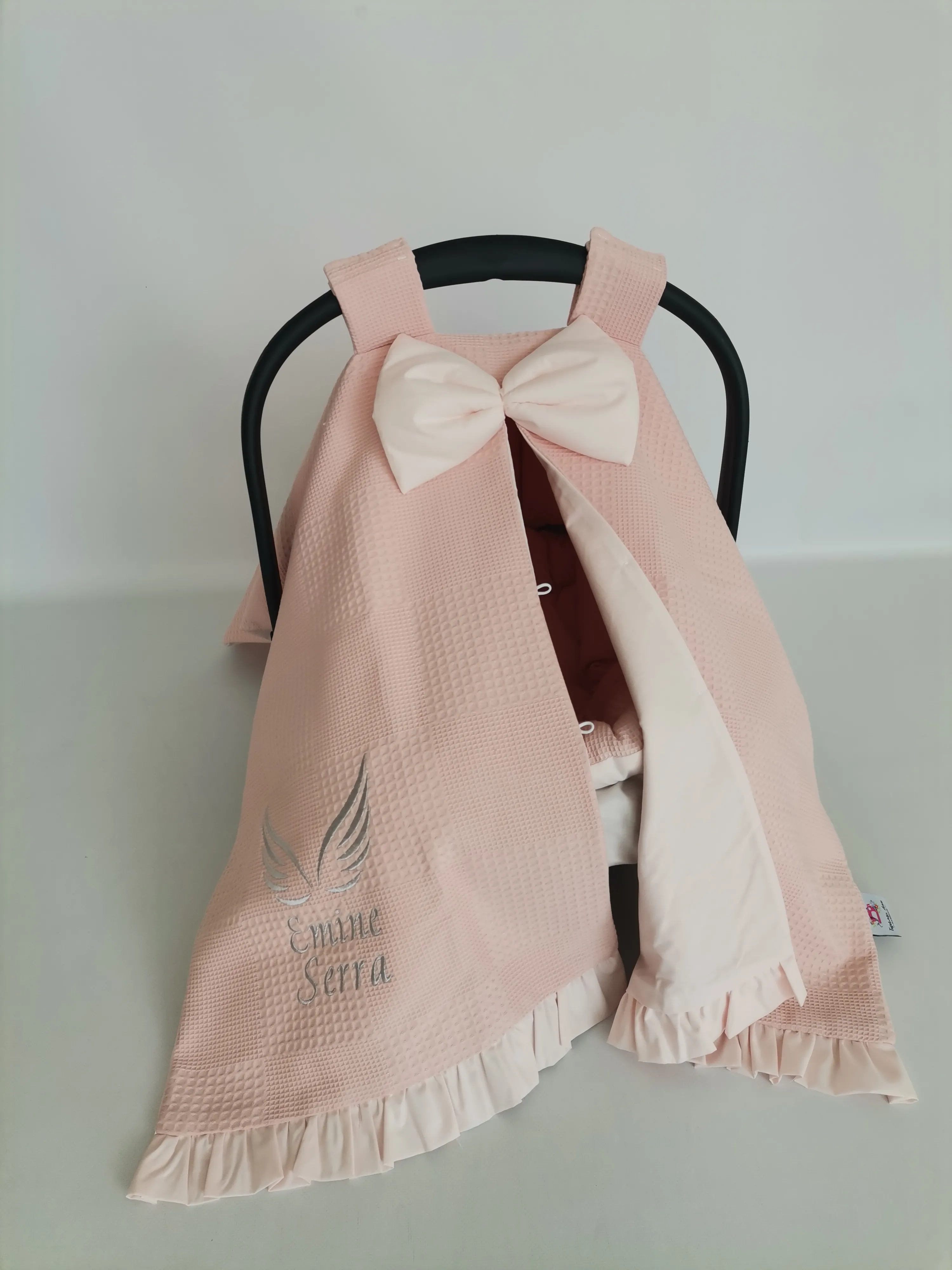 Puset örtüsü isim ve nakış işlemeli fırfırlı pudra pembe klasik pike - v86 pudra poplin