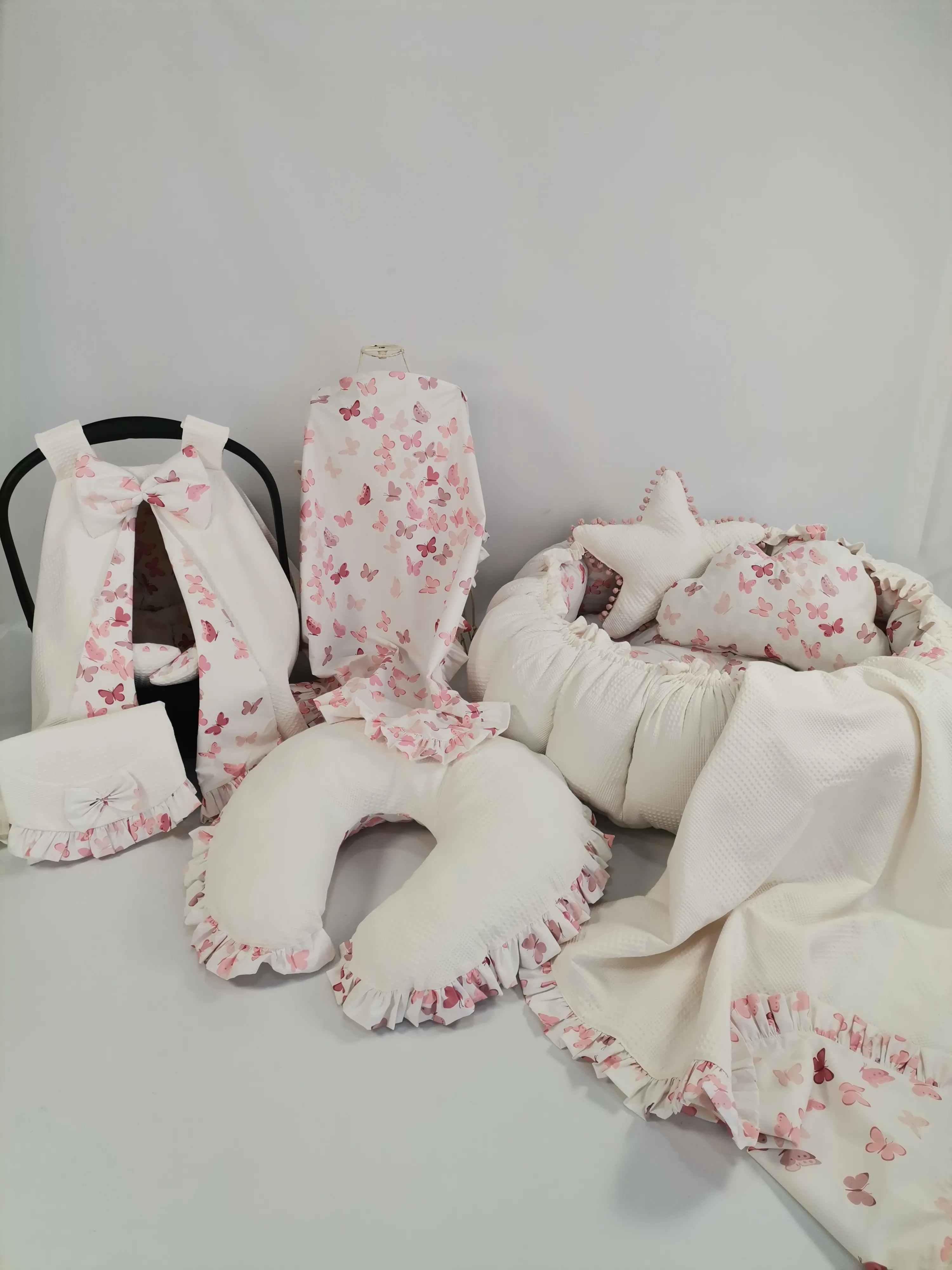 Yuvarlak babynest 9'lu fırfırlı set krem waffle pike - pudra kelebekli poplin