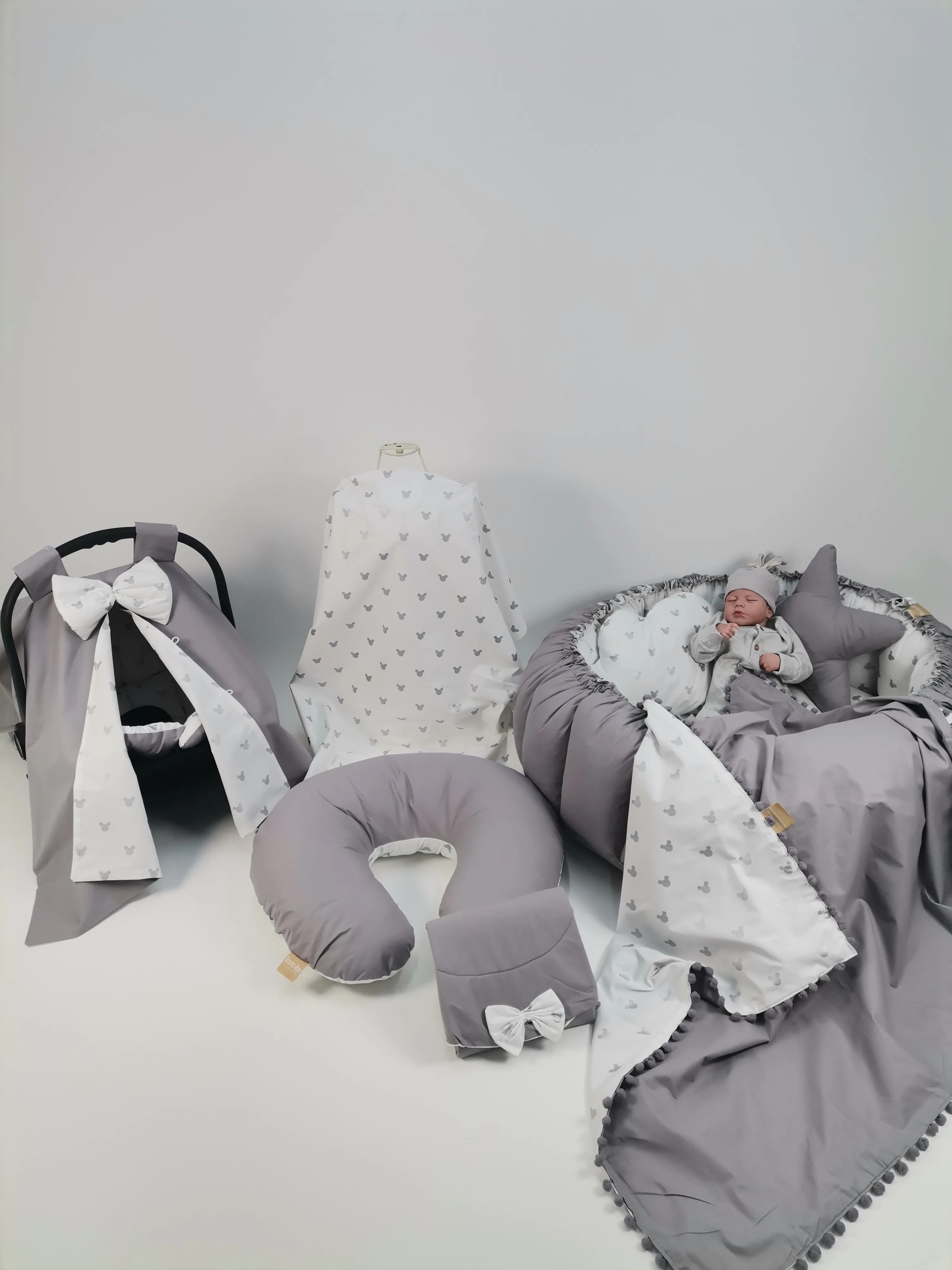 Yuvarlak babynest 9'lu set koyu gri poplin - gümüş mickeyli poplin