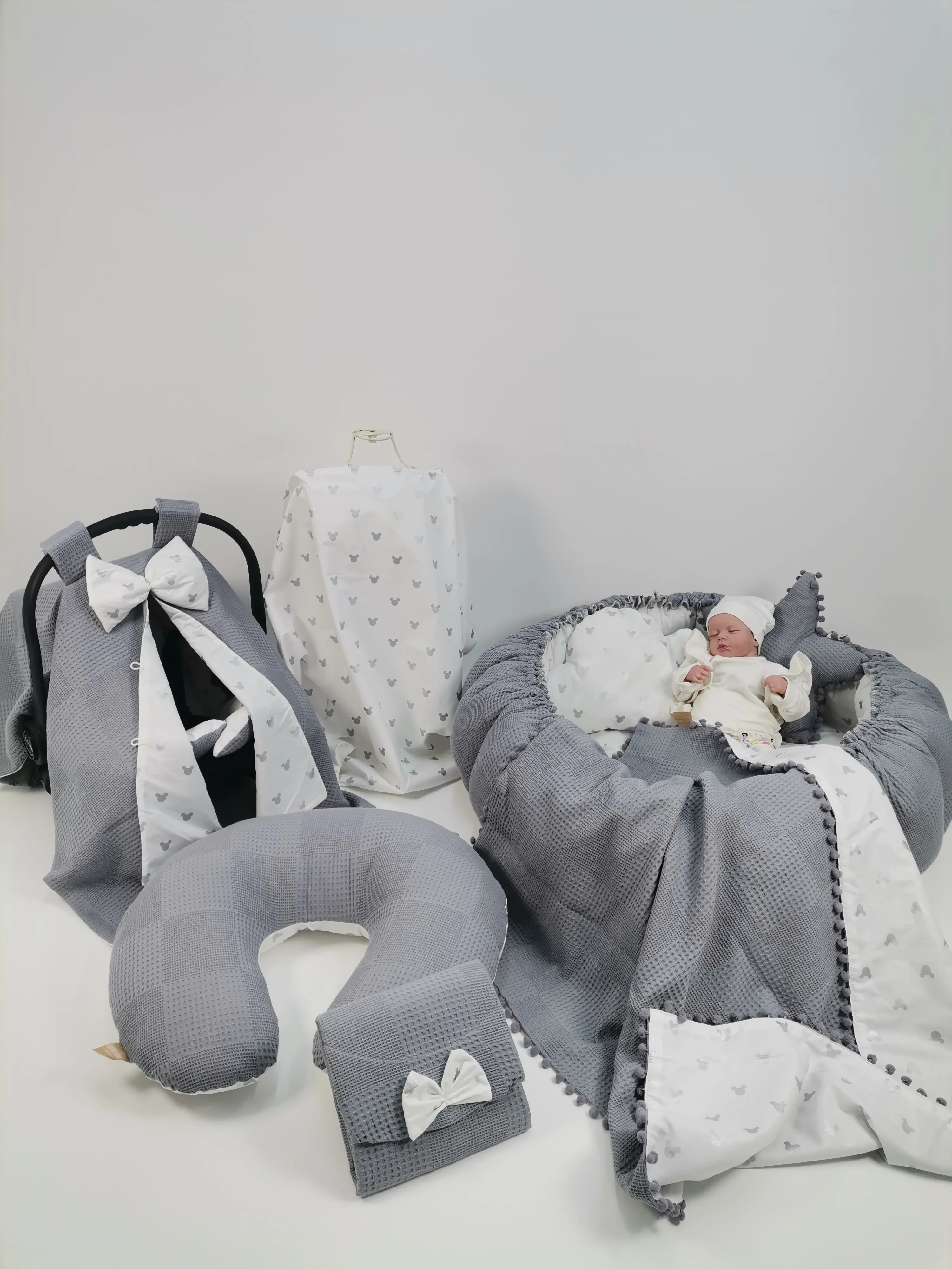 Yuvarlak babynest 9'lu set koyu gri waffle pike - gümüş mickeyli poplin