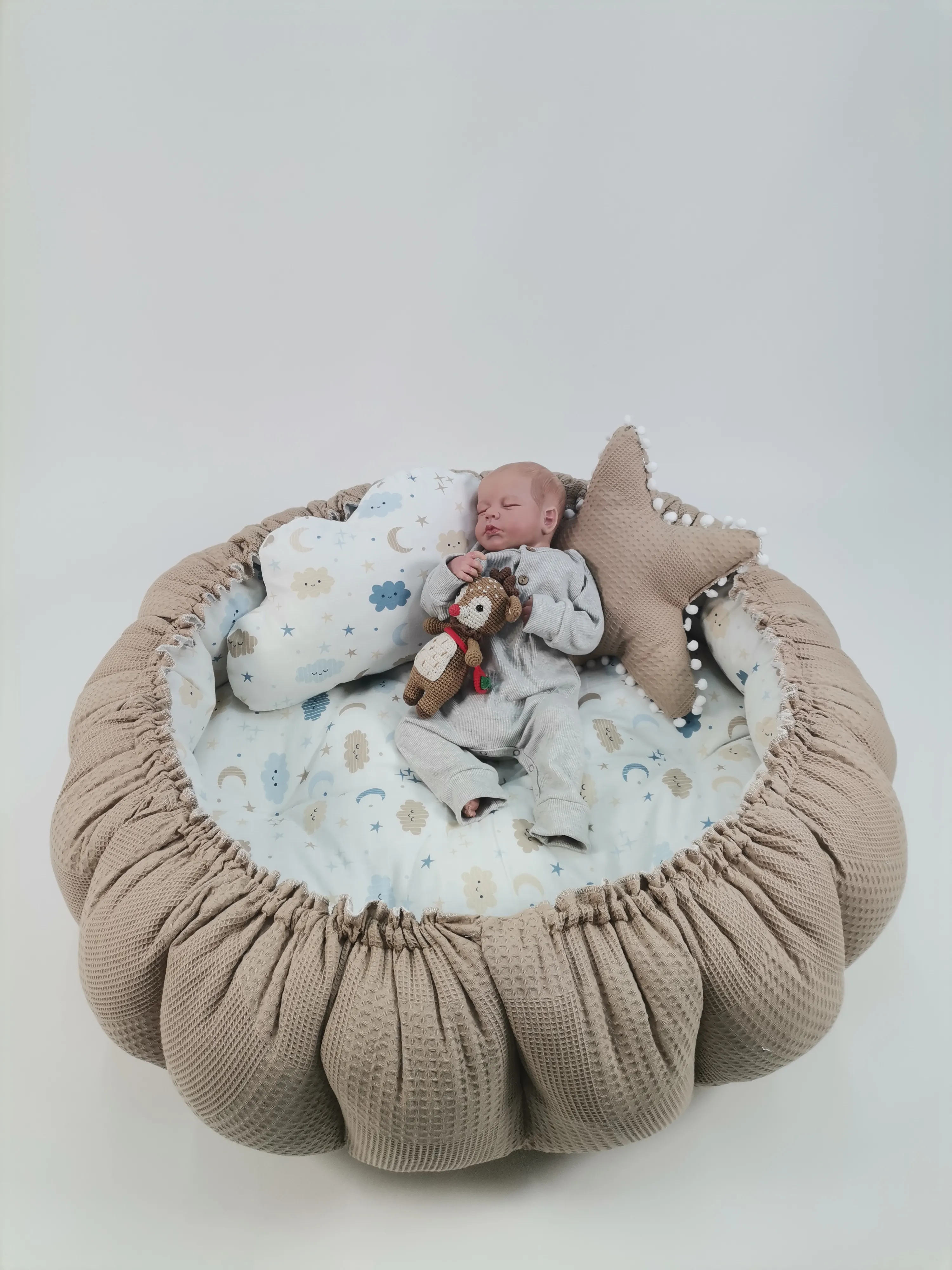 Yuvarlak babynest bej waffle pike - mavi aylı bulutlu müslin