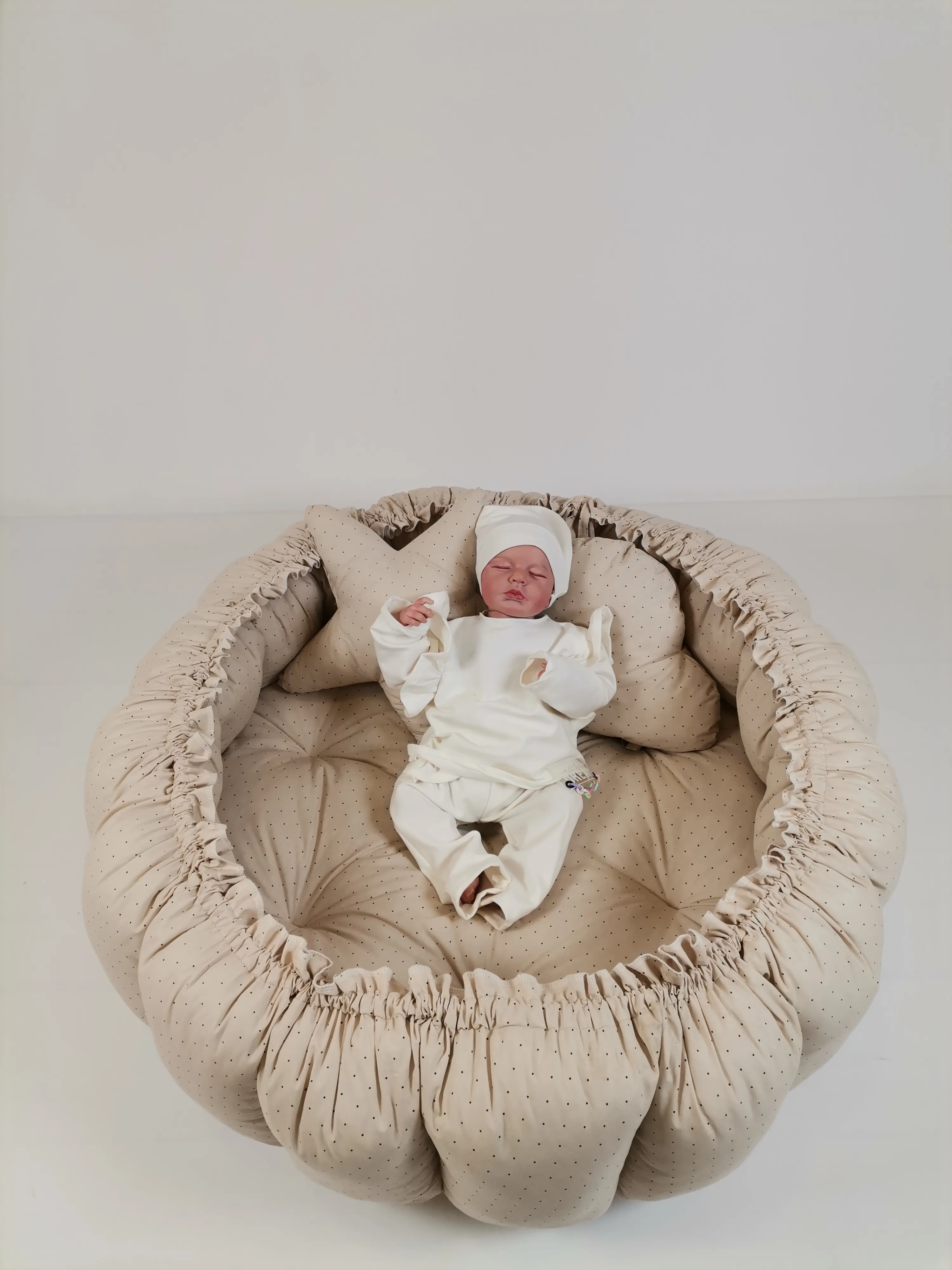 Yuvarlak babynest bej zemin üstü kahve rengi puantiyeli poplin