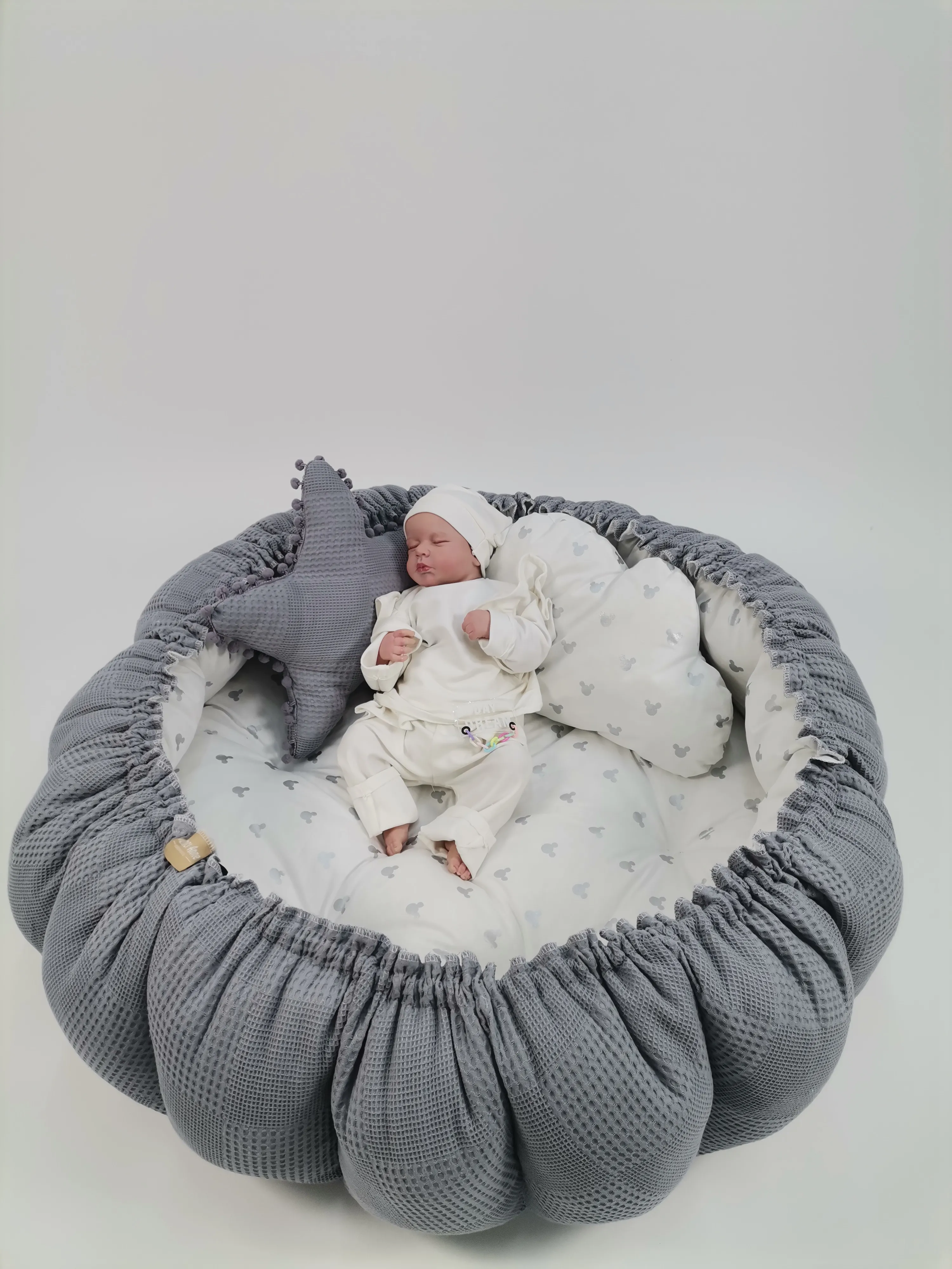 Yuvarlak babynest koyu gri waffle pike - gümüş mickeyli poplin