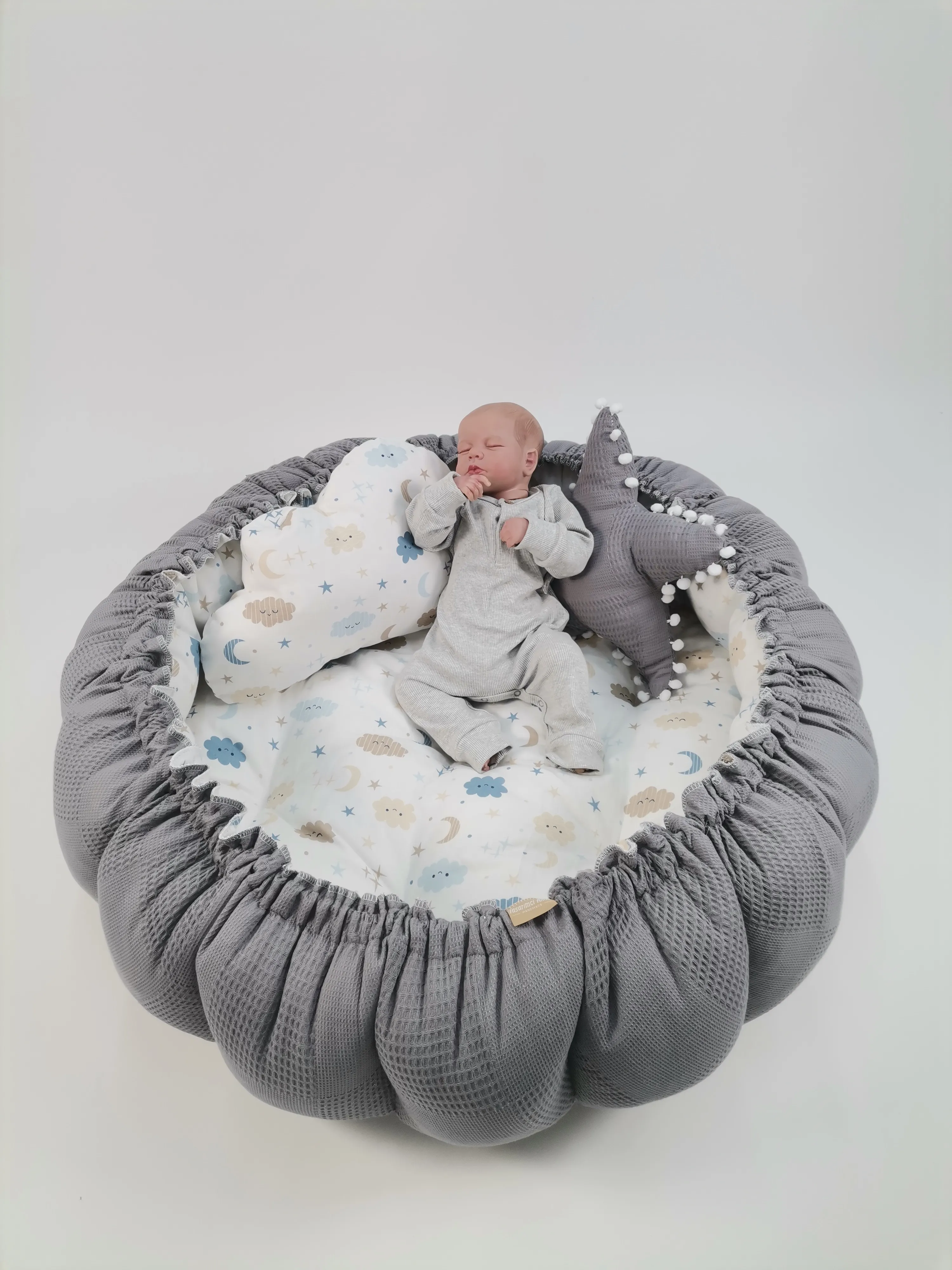 Yuvarlak babynest koyu gri waffle pike - mavi aylı bulutlu müslin