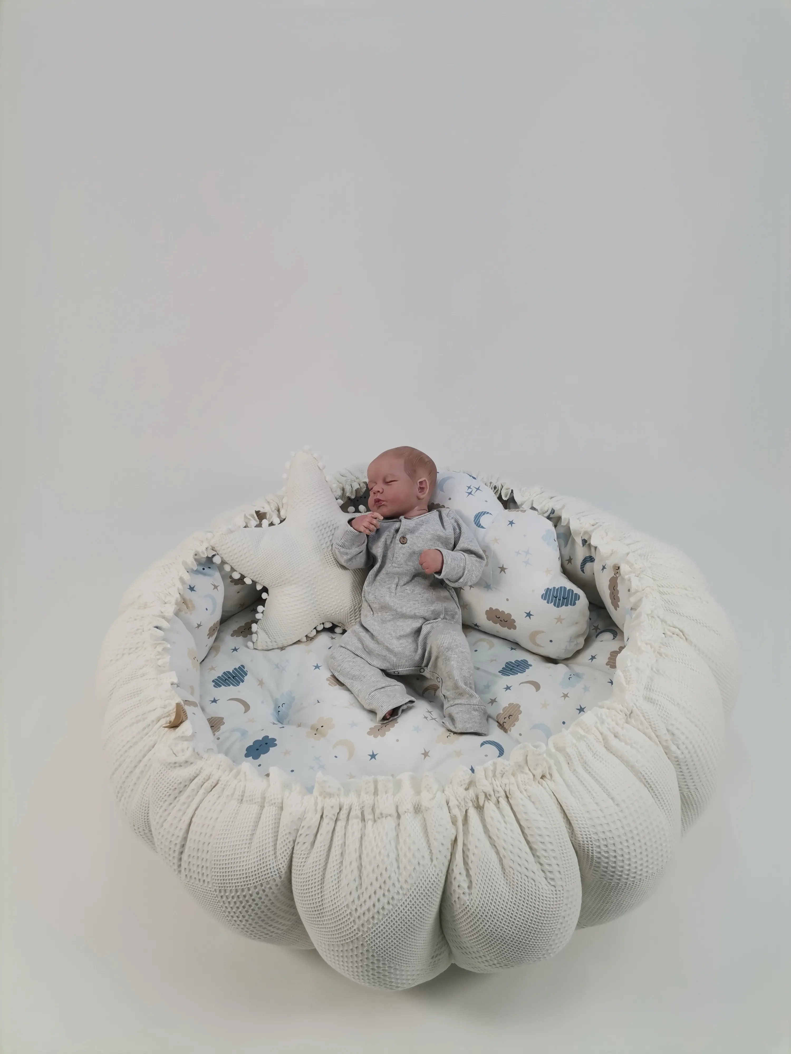 Yuvarlak babynest krem waffle pike - mavi aylı bulutlu müslin