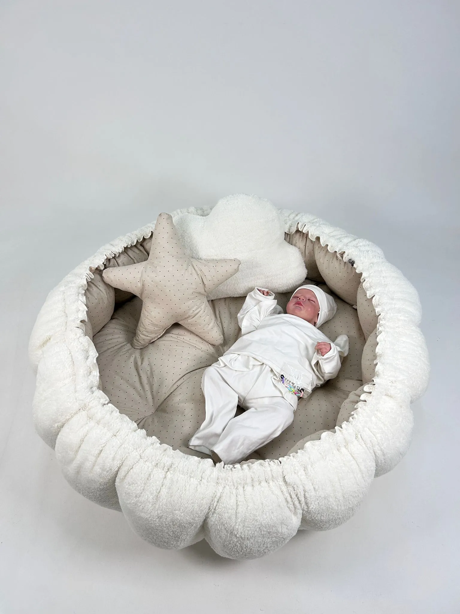 Yuvarlak babynest krem welsoft - krem zemin üstü kahve rengi puantiyeli poplin