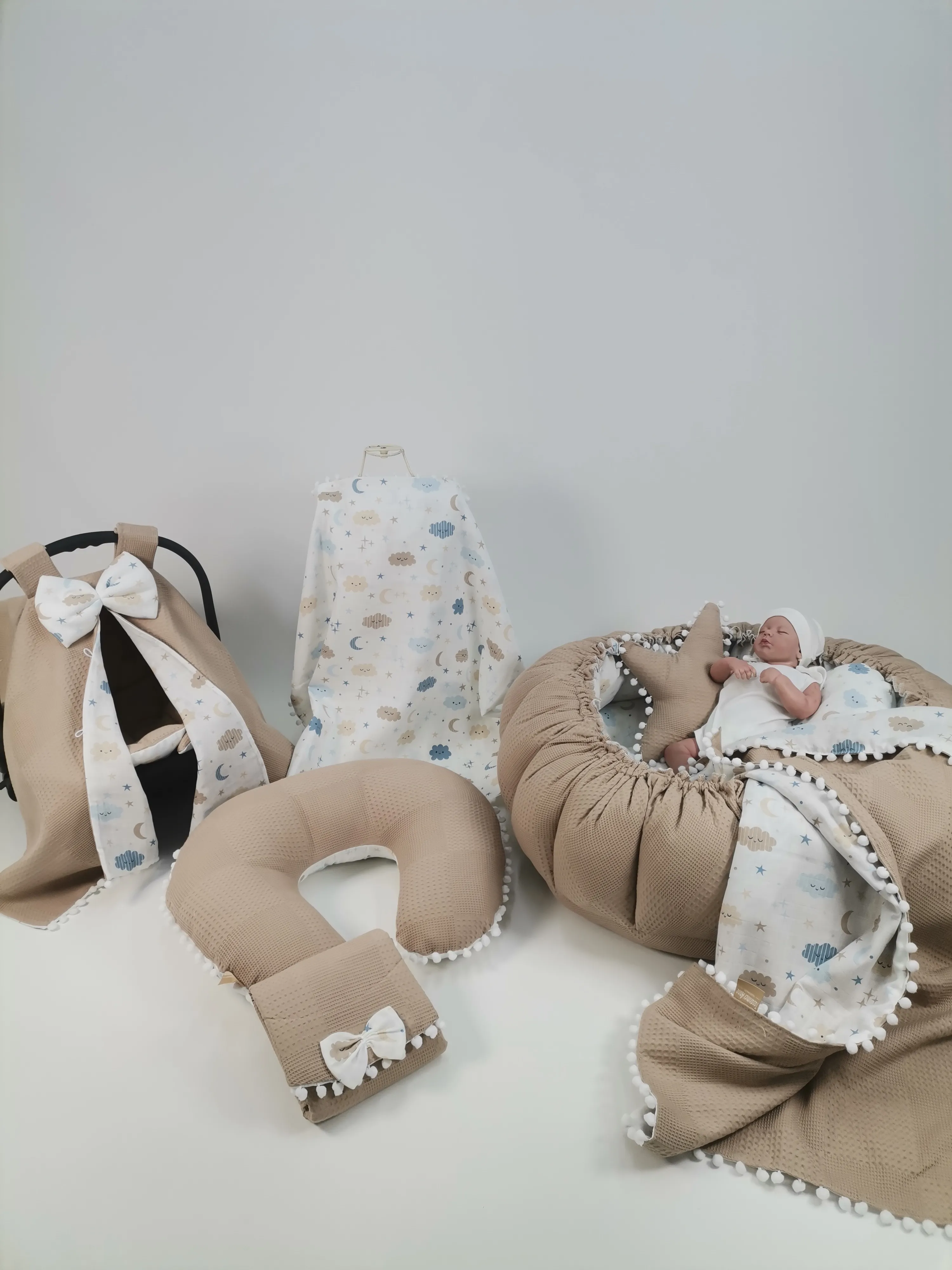 Yuvarlak babynestli 9'lu set bej waffle pike - mavi aylı bulutlu müslin