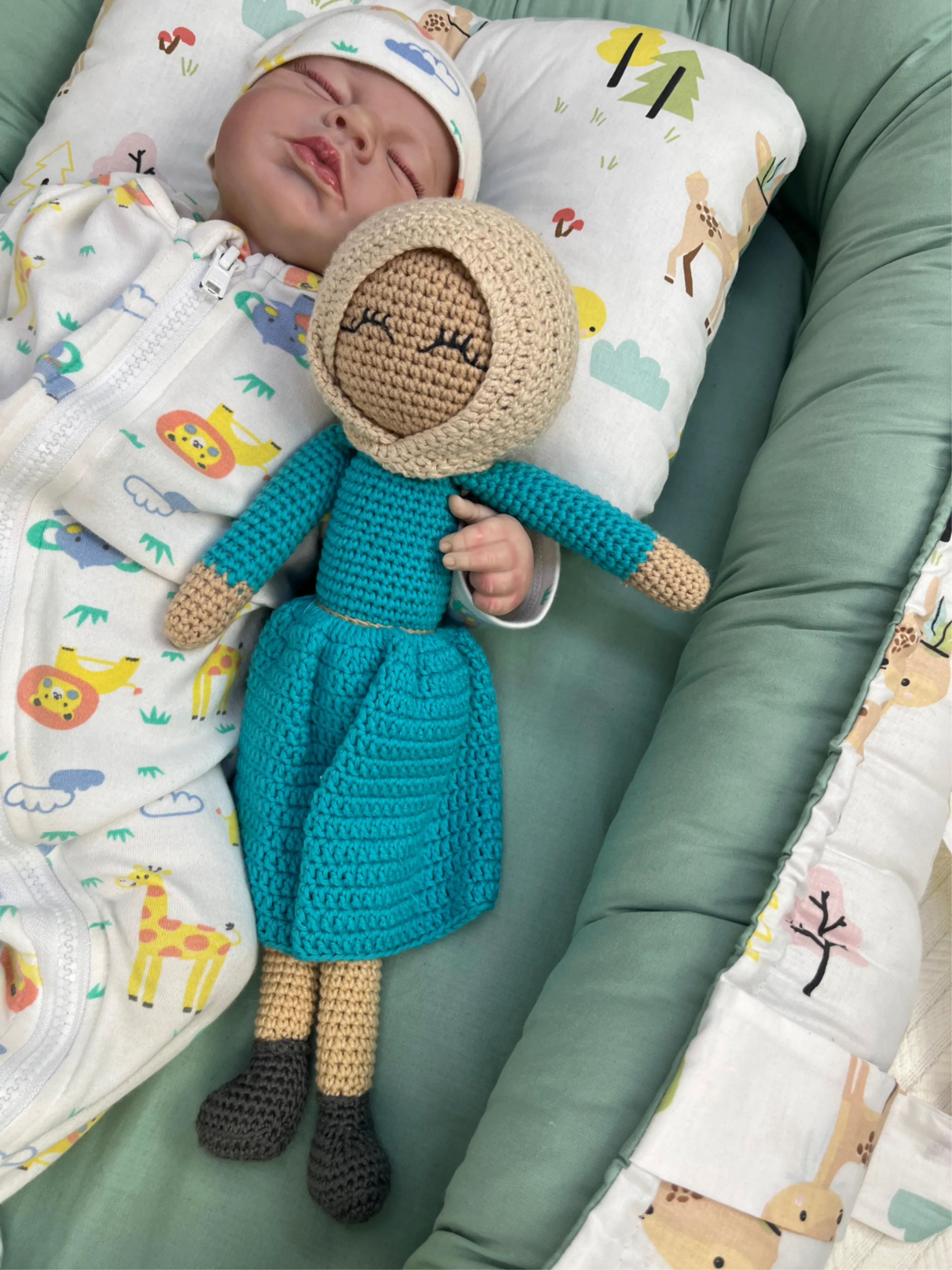 Amigurumi oyuncak mavi elbiseli tesettürlü bebek