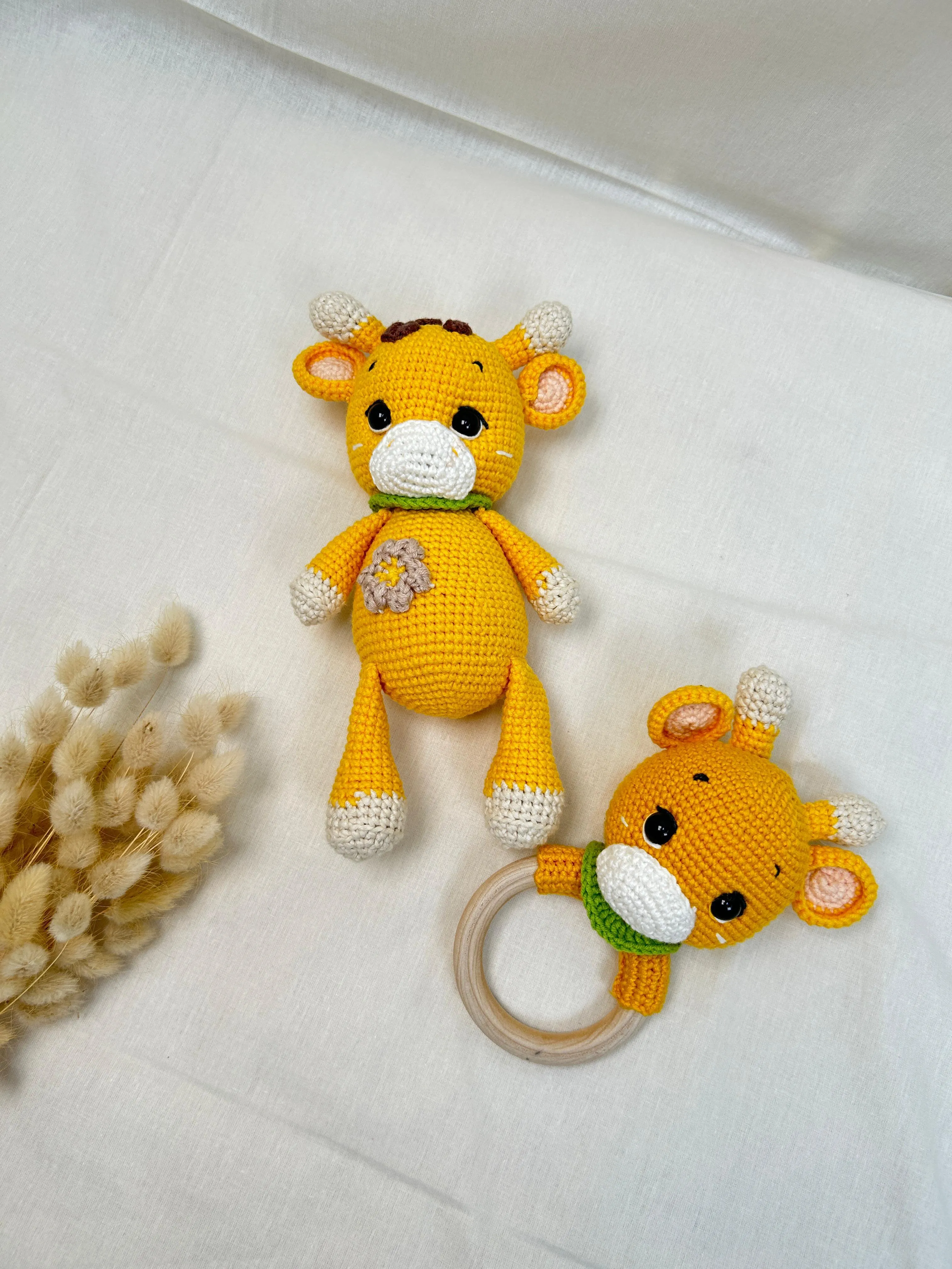 Amigurumi oyuncak sarı tulumlu sevimli inek ve diş kaşıyıcı