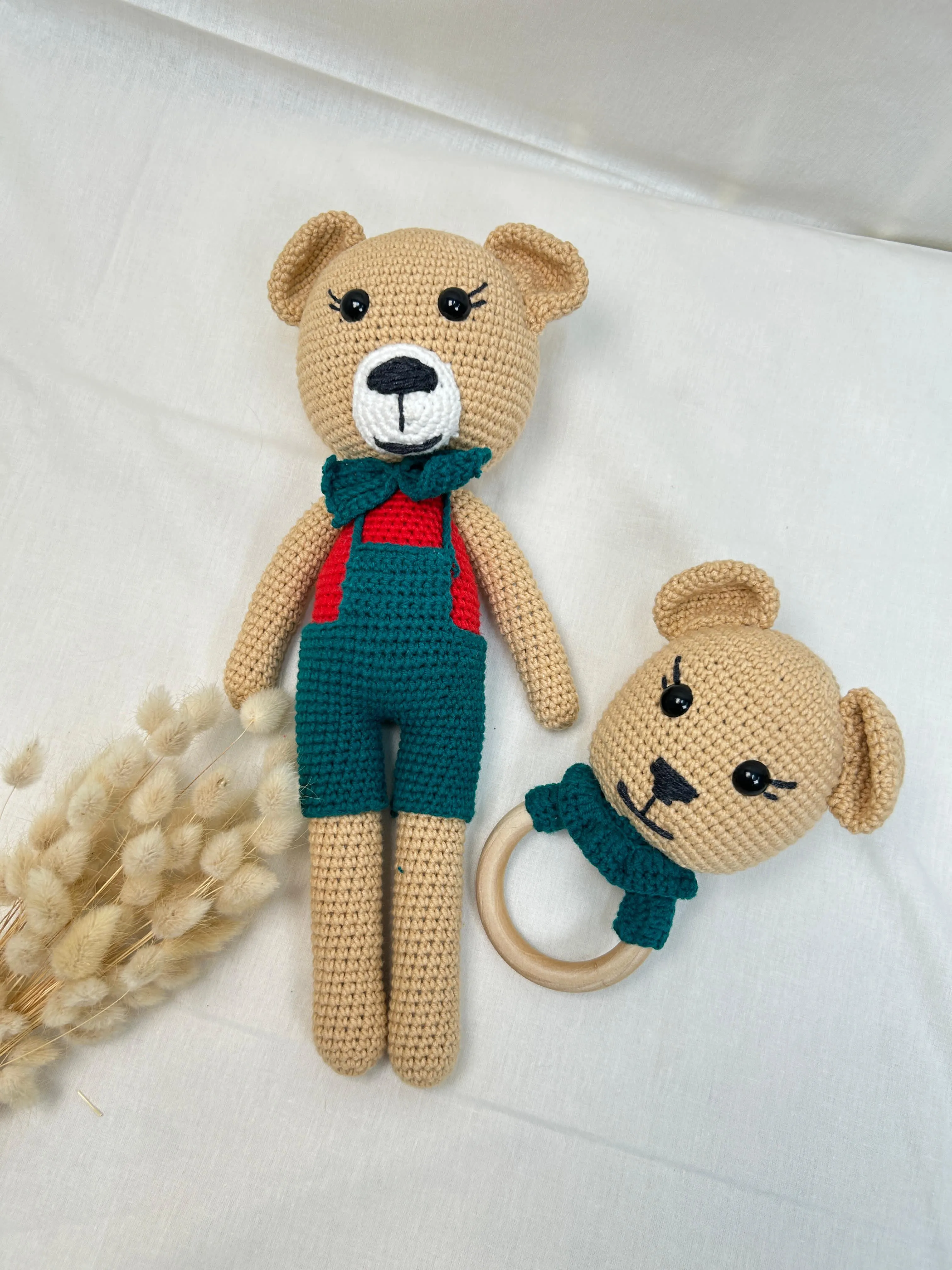 Amigurumi oyuncak yeşil tulumlu sevimli ayıcıkve diş kaşıyıcı