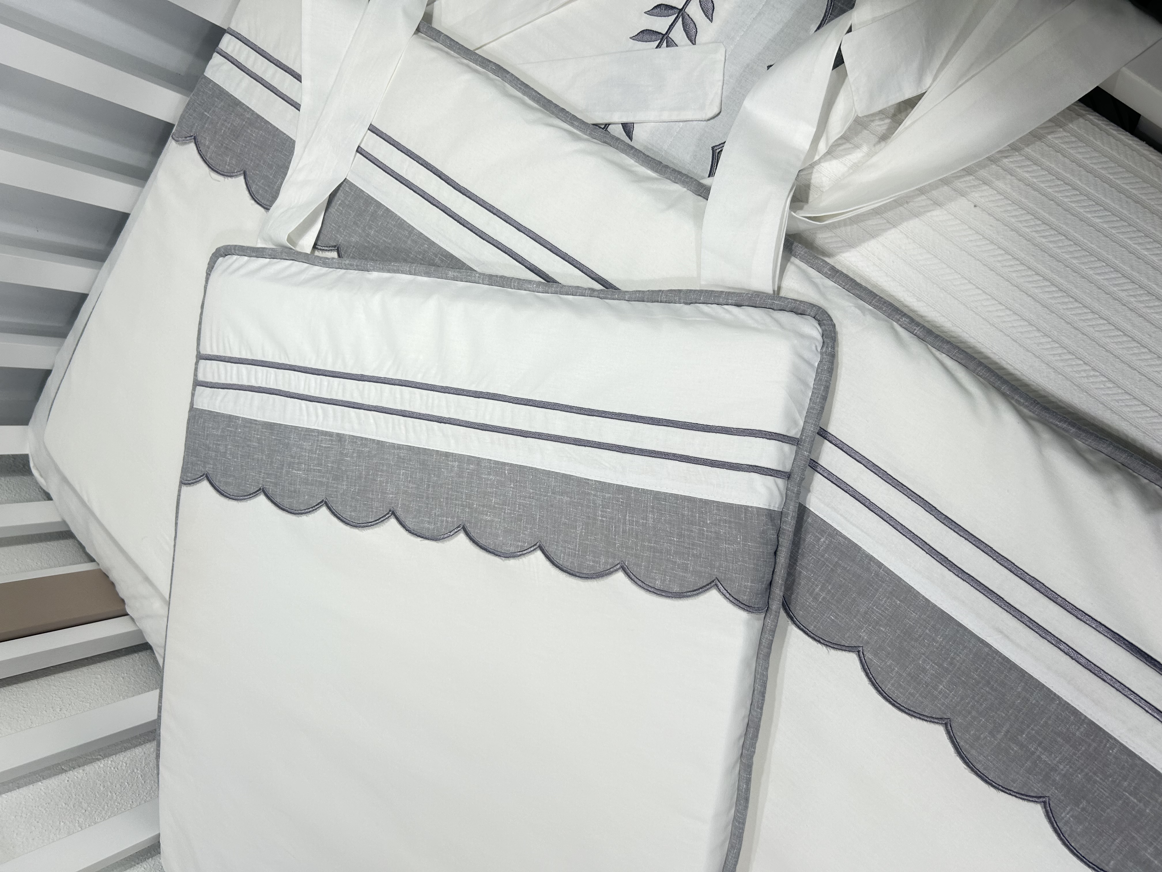 Beşik korumalığı beyaz poplin - gri isviçre keteni