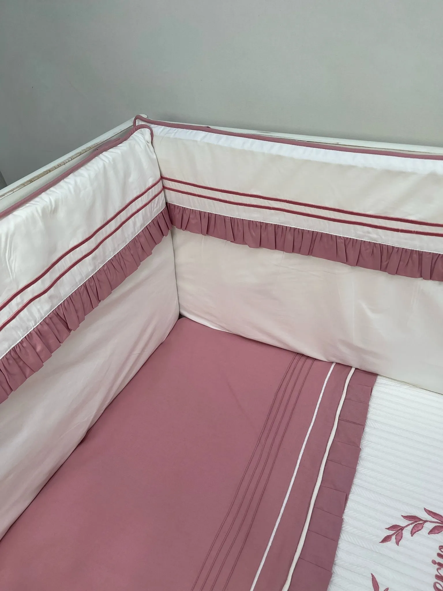Beşik korumalığı fitilli beyaz  poplin -gül kurusu poplin fırfırlı pikolu