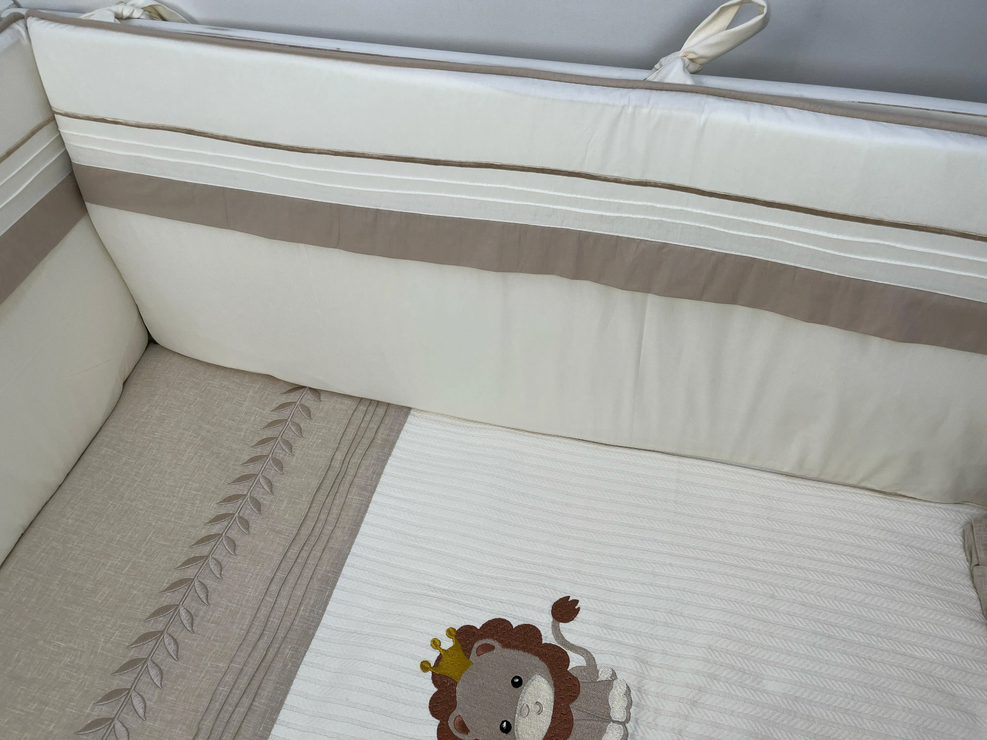 Beşik korumalığı fitilli krem poplin - bej poplin pikolu ve katlama detaylı