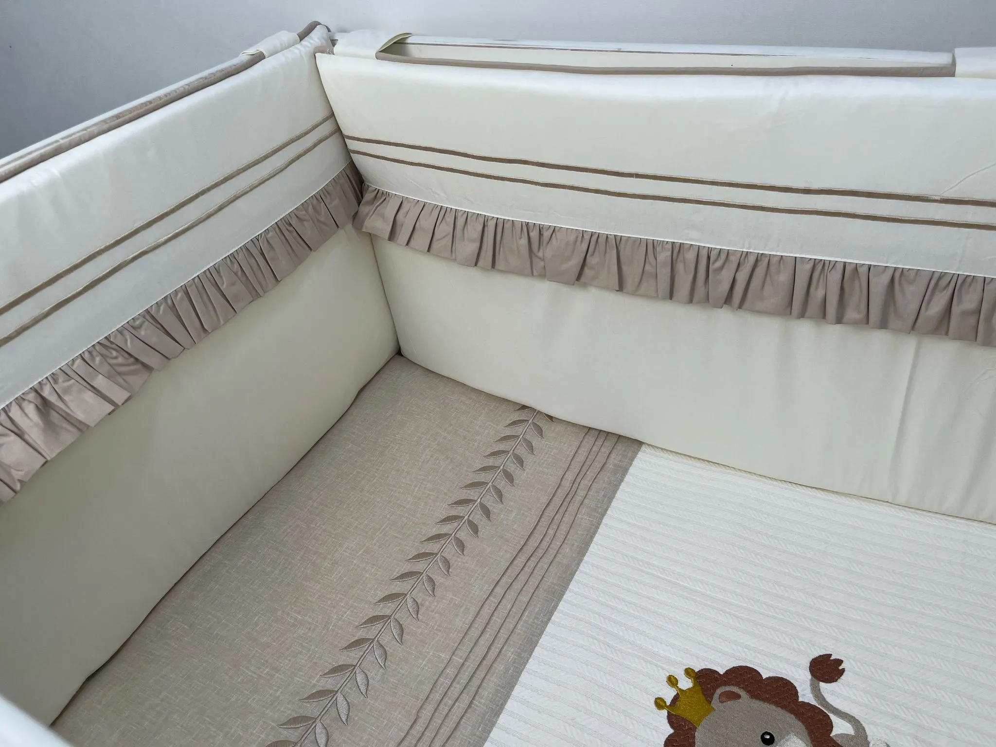 Beşik korumalığı fitilli krem poplin - bej poplin fırfırlı