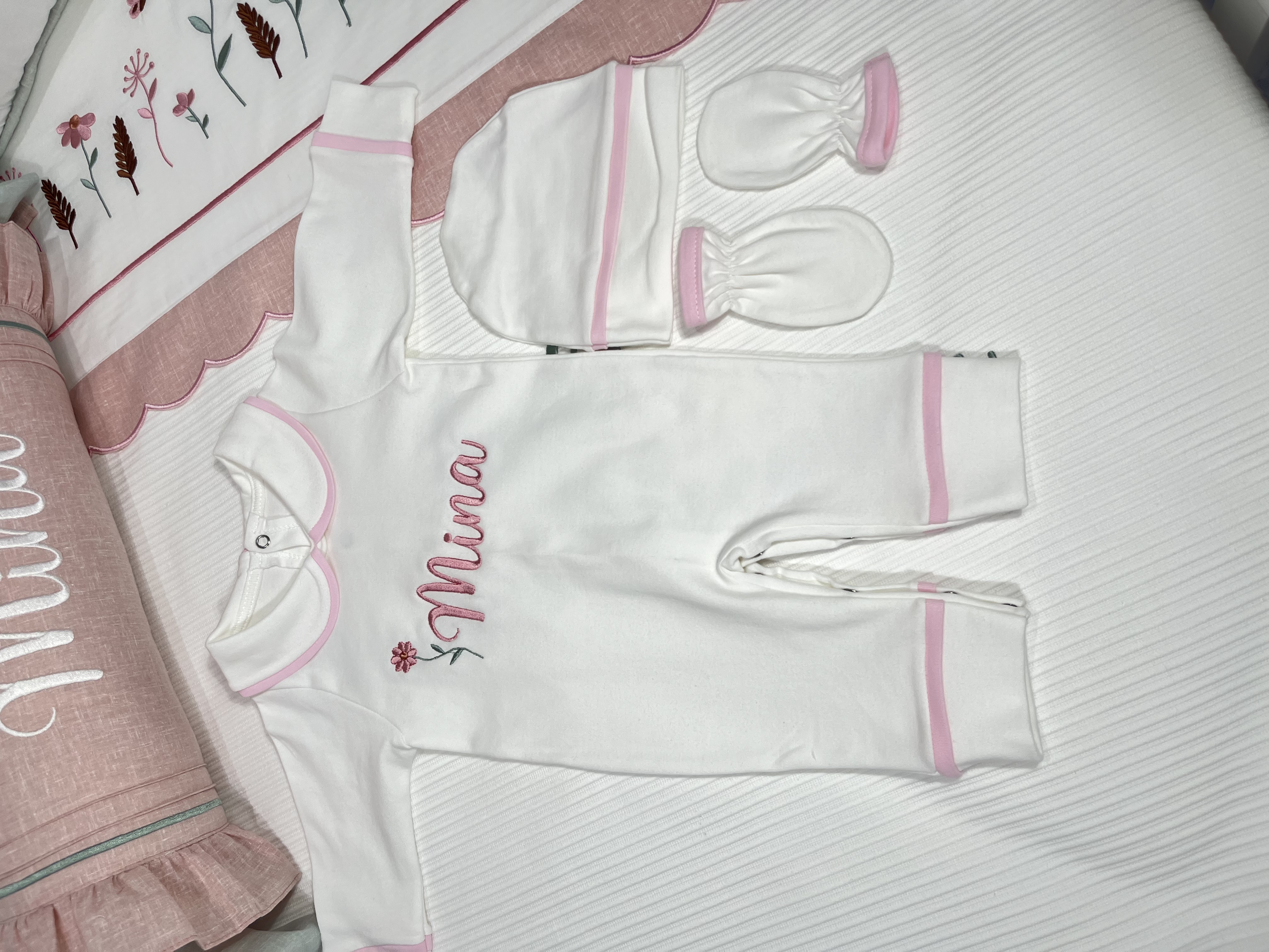 Beyaz - pembe biyeli tulum takım 3