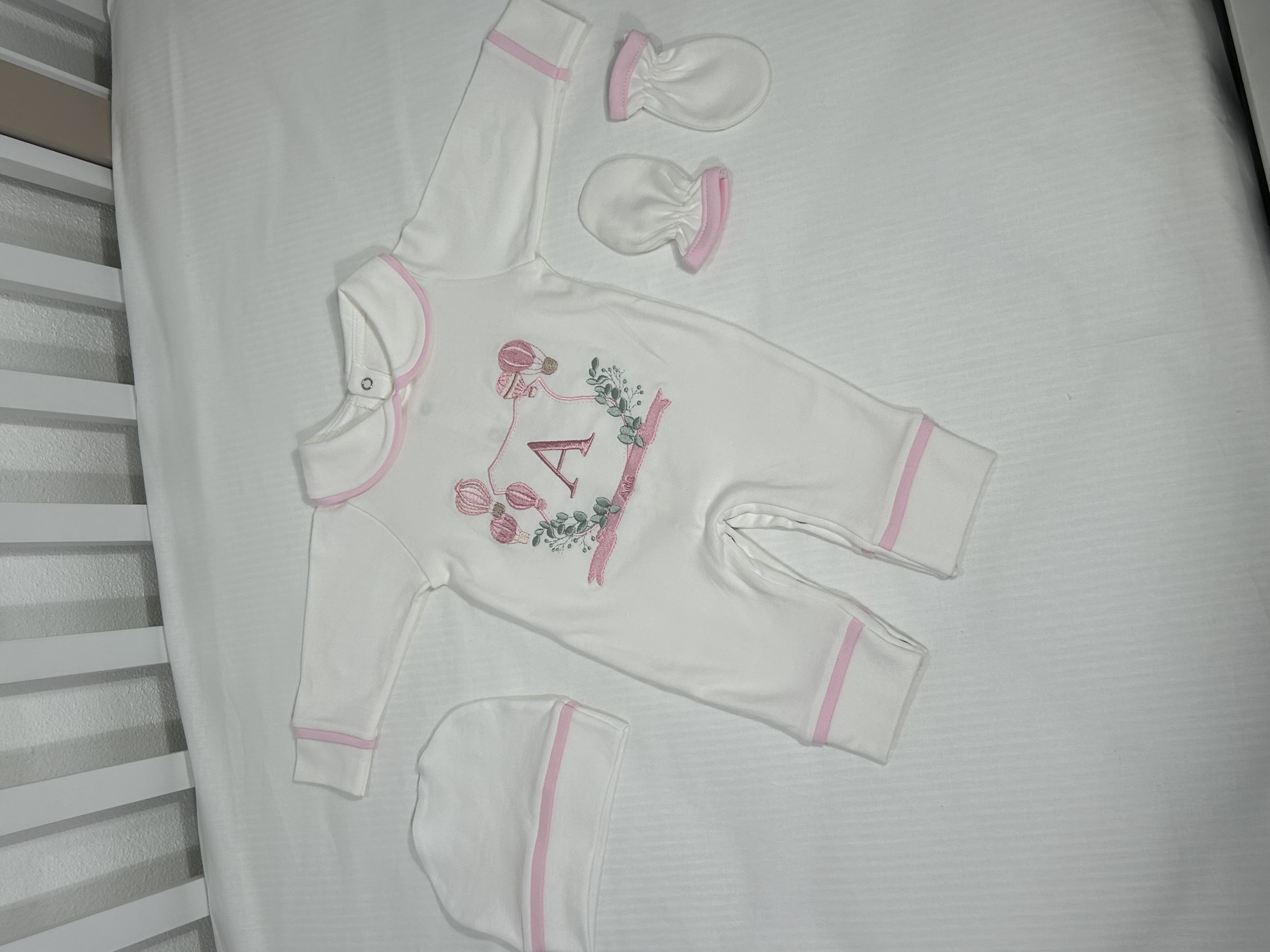 Beyaz - pembe biyeli tulum takım 7