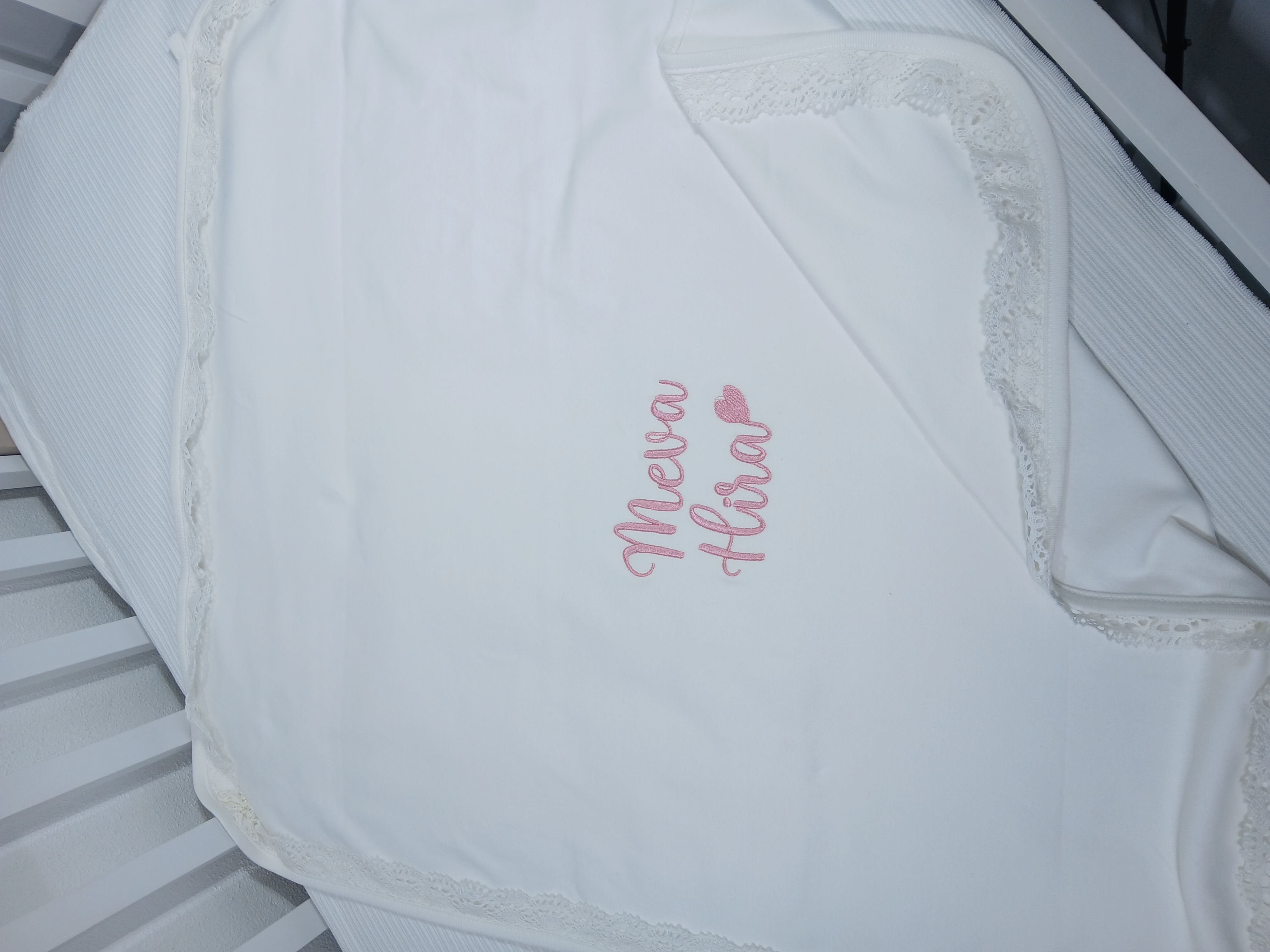 Beyazbi güpürlü penye battaniye (isim işleme)