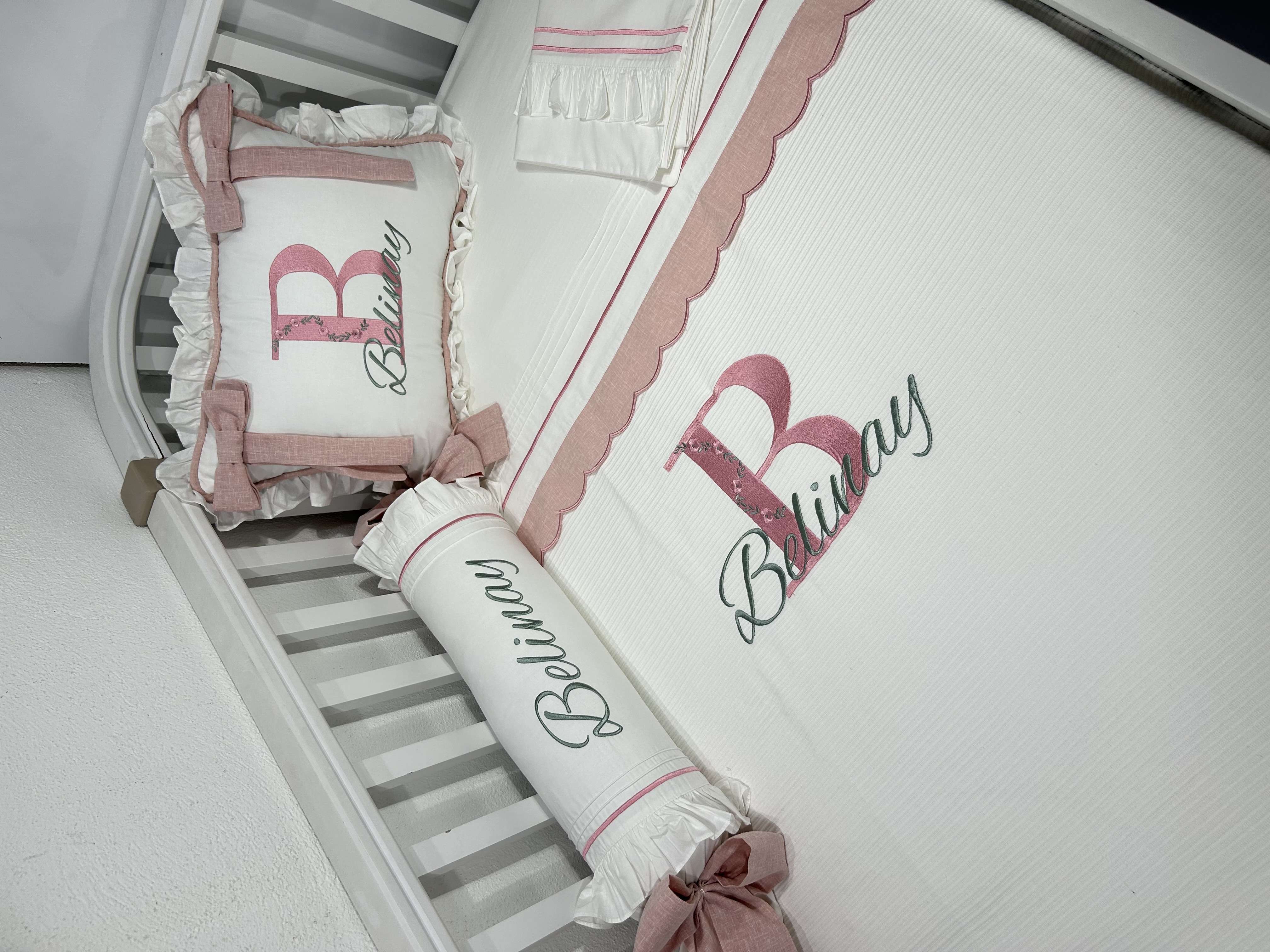 Pike takımı 5 parça beyaz fitilli pike - pudra pembe isviçre keteni