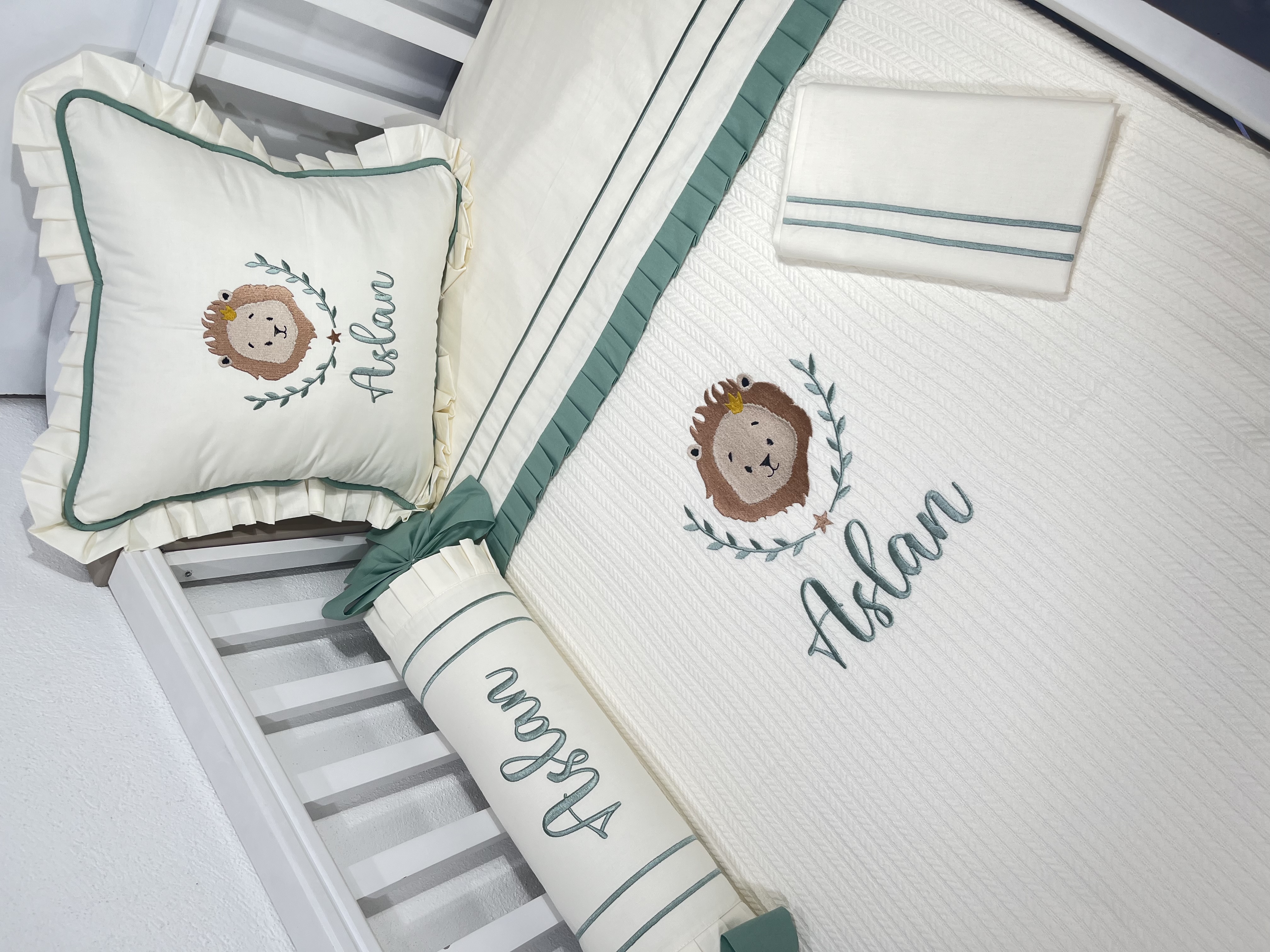 Pike takımı 5 parça krem örgü pike - krem ve yeşil rengi poplin