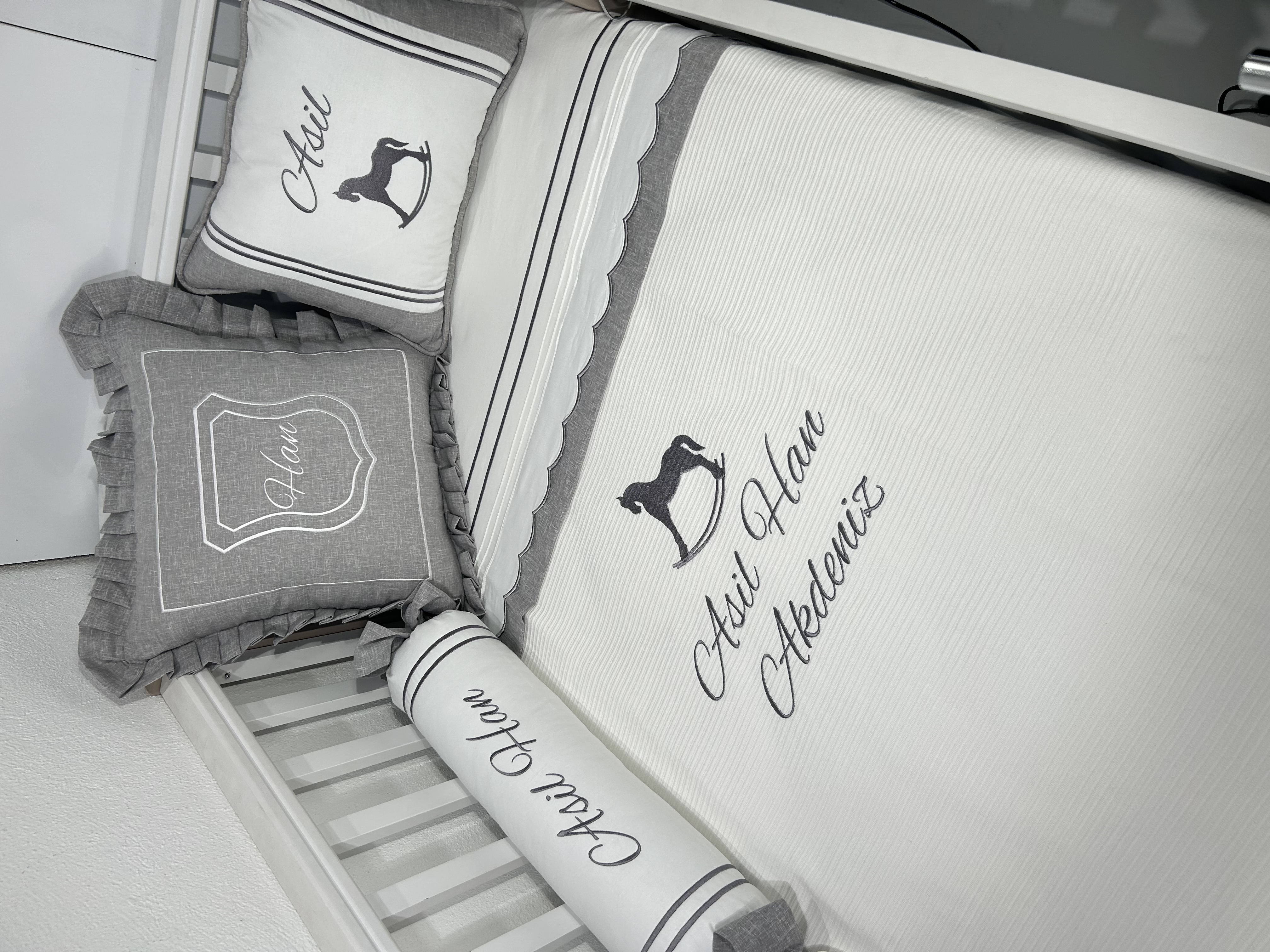 Pike takımı 6 parça beyaz fitilli pike - gri isviçre keteni