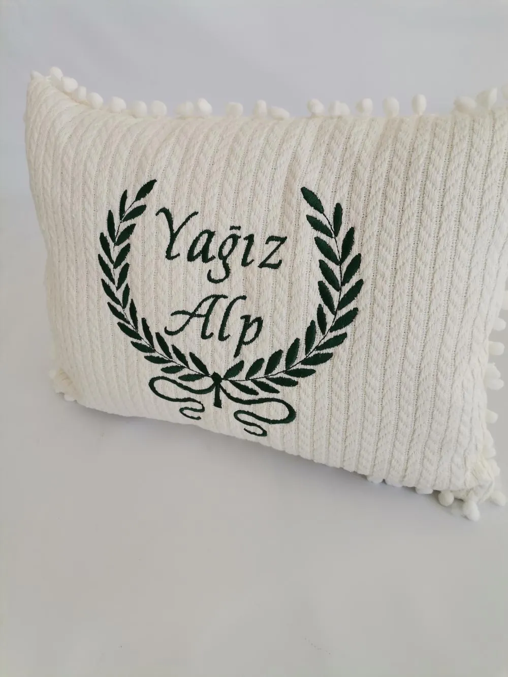 KREM ÖRGÜ PİKE KREM PONPONLU NAKIŞLI YASTIK