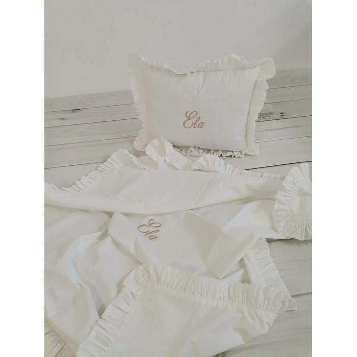 Battaniye ve yastık fırfırlı ve isim işlemeli beyaz poplin