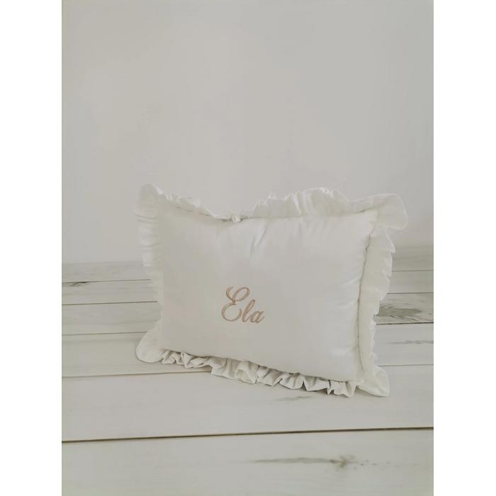 Battaniye ve yastık fırfırlı ve isim işlemeli beyaz poplin