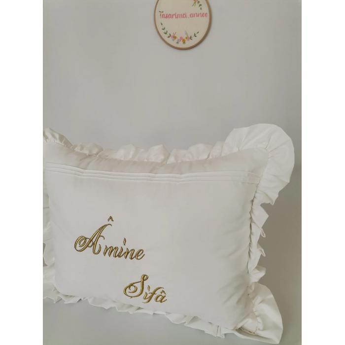 İSİM İŞLEMELİ FIRFIRLI SÜS YASTIK BEYAZ POPLİN 2