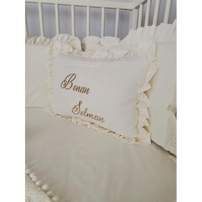 İSİM İŞLEMELİ FIRFIRLI SÜS YASTIK KREM POPLİN