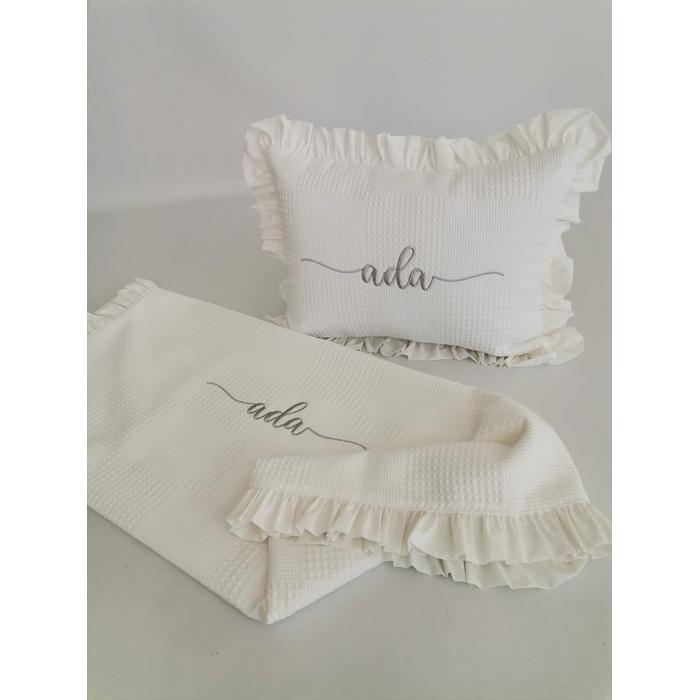 İsim işlemeli fırfırlı battaniye ve yastık 3