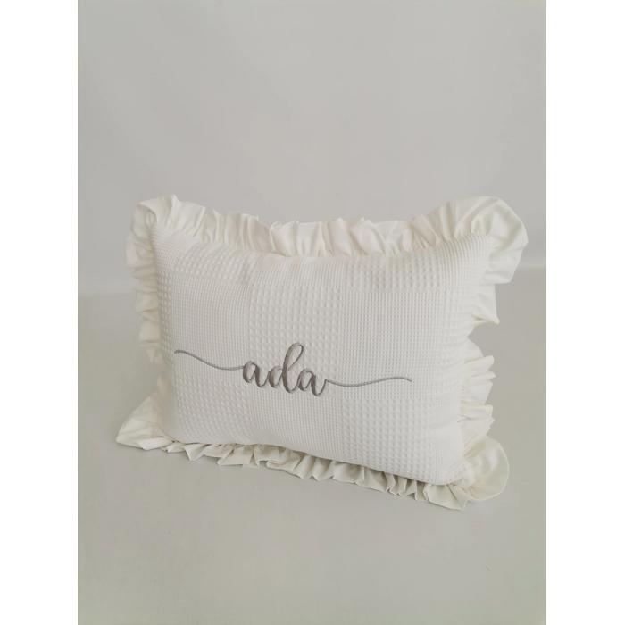 İsim işlemeli fırfırlı battaniye ve yastık 3