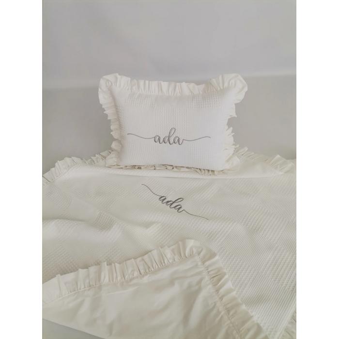 İsim işlemeli fırfırlı battaniye ve yastık 3