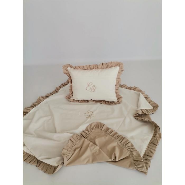 İsim işlemeli fırfırlı battaniye ve yastık 4