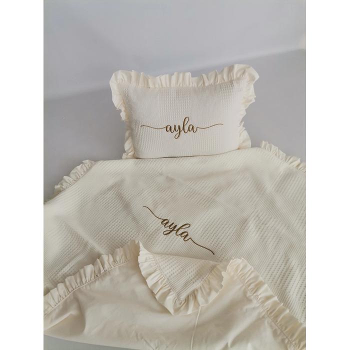 İsim işlemeli fırfırlı battaniye ve yastık