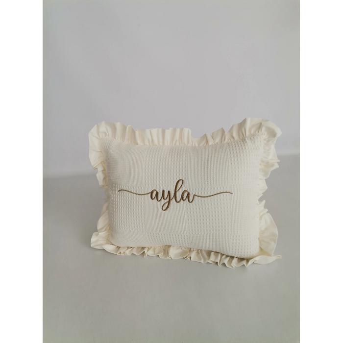 İsim işlemeli fırfırlı battaniye ve yastık