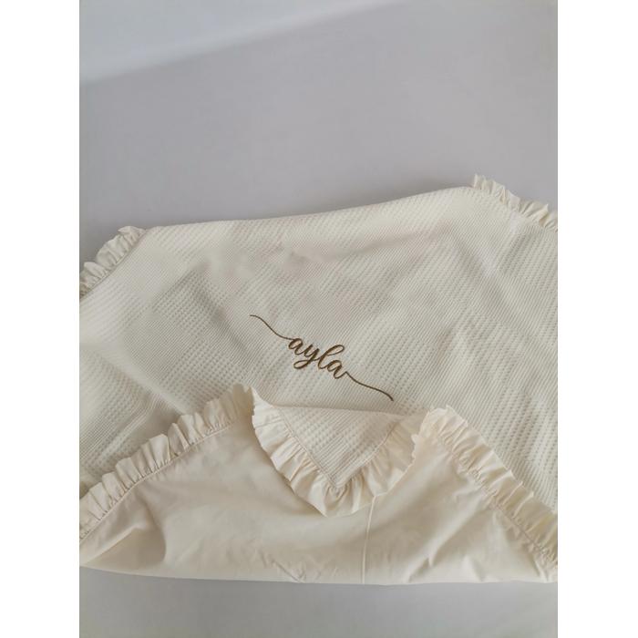 İsim işlemeli fırfırlı battaniye ve yastık